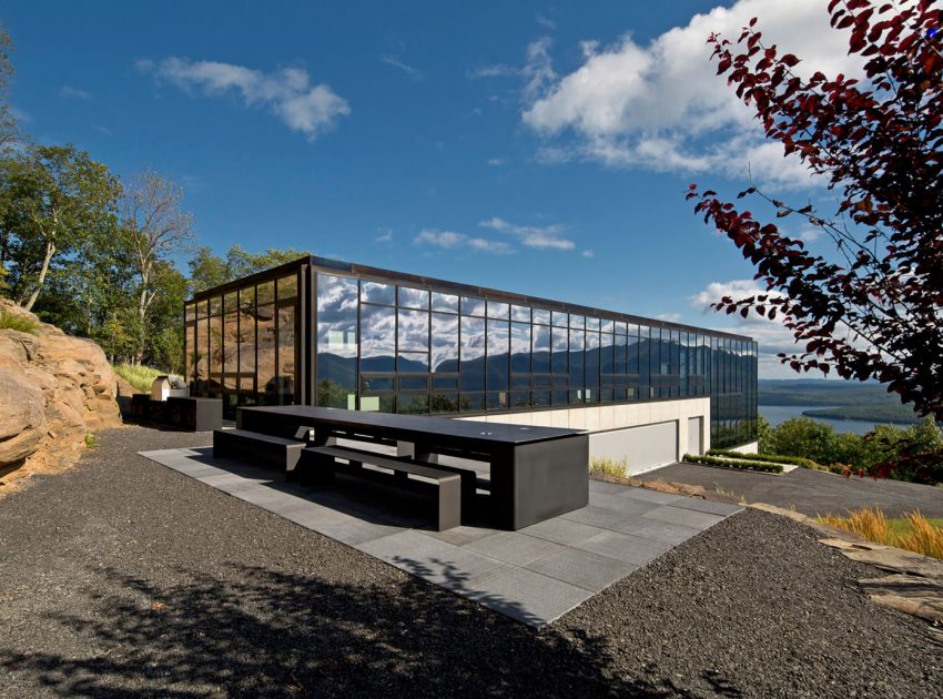A Spacious Contemporary Glass House in the Catskill Mountains of New York City by Jay Bargmann (6)