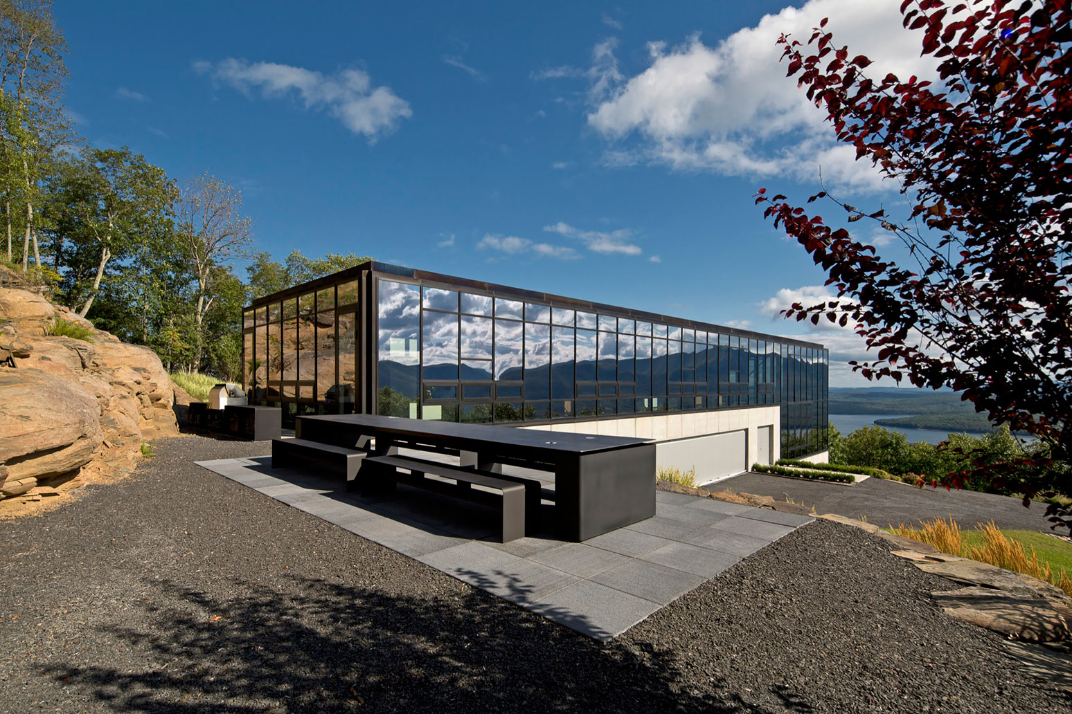 A Spacious Contemporary Glass House in the Catskill Mountains of New York City by Jay Bargmann (6)