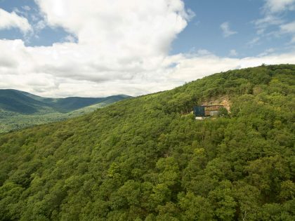 A Spacious Contemporary Glass House in the Catskill Mountains of New York City by Jay Bargmann (7)