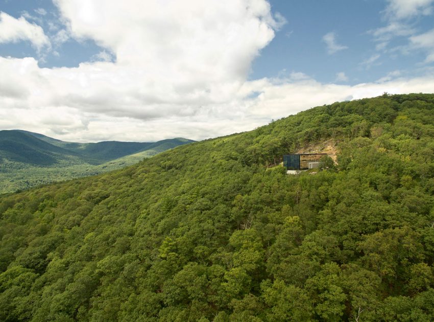 A Spacious Contemporary Glass House in the Catskill Mountains of New York City by Jay Bargmann (7)