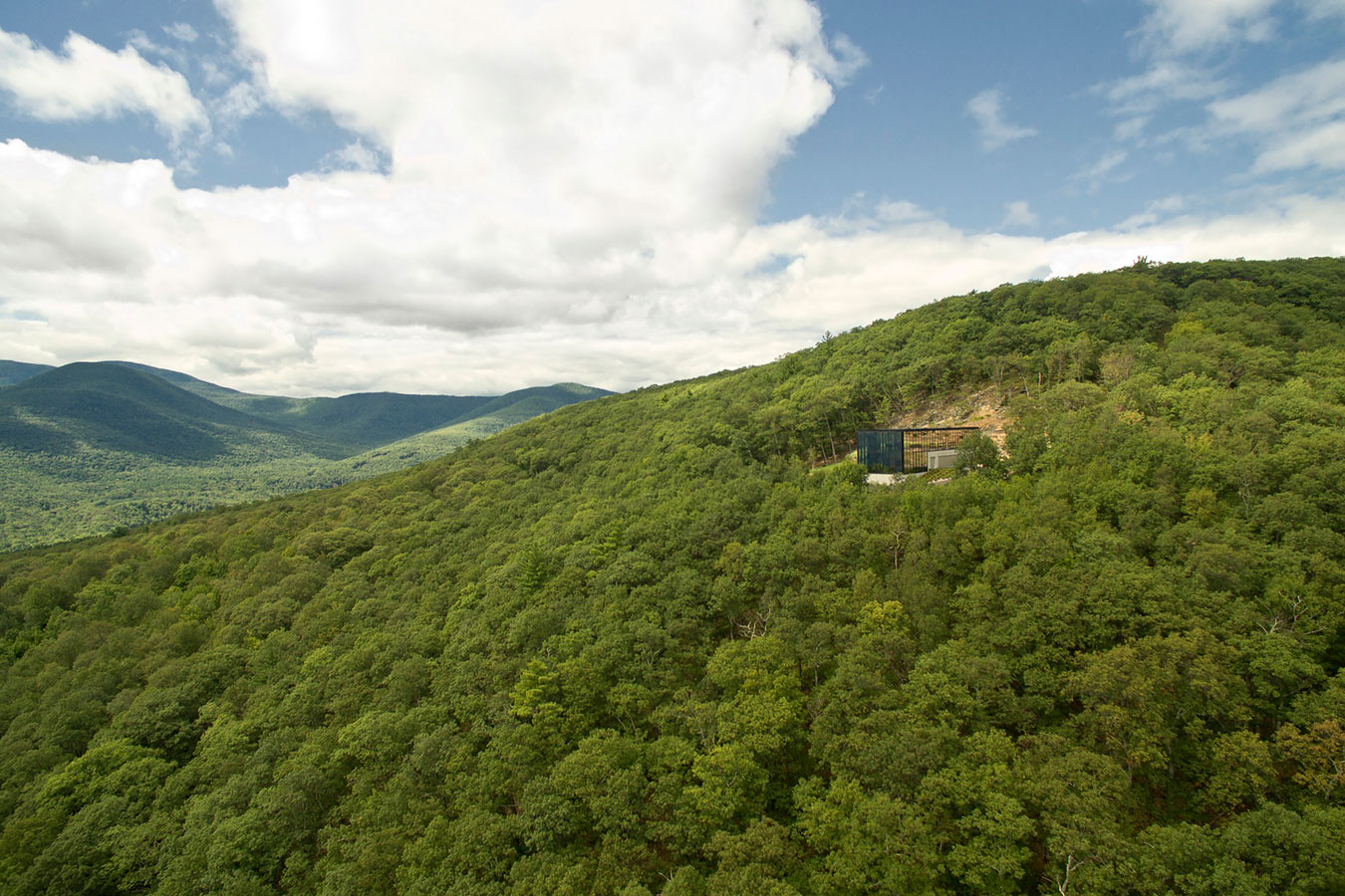 A Spacious Contemporary Glass House in the Catskill Mountains of New York City by Jay Bargmann (7)