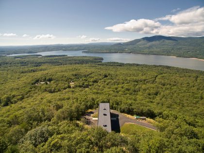 A Spacious Contemporary Glass House in the Catskill Mountains of New York City by Jay Bargmann (8)