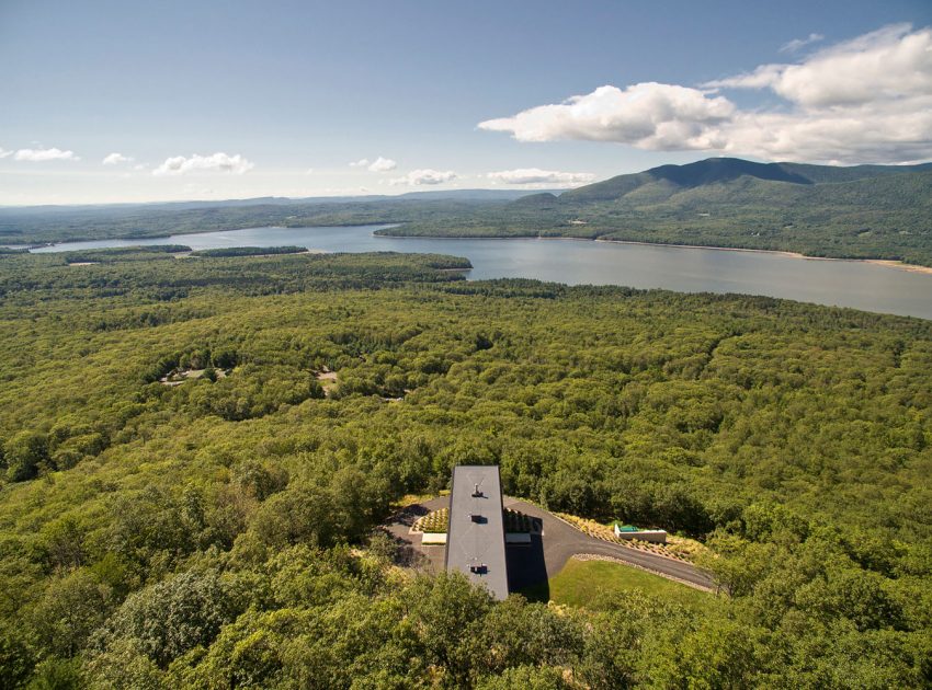 A Spacious Contemporary Glass House in the Catskill Mountains of New York City by Jay Bargmann (8)