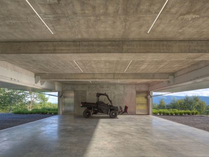 A Spacious Contemporary Glass House in the Catskill Mountains of New York City by Jay Bargmann (9)