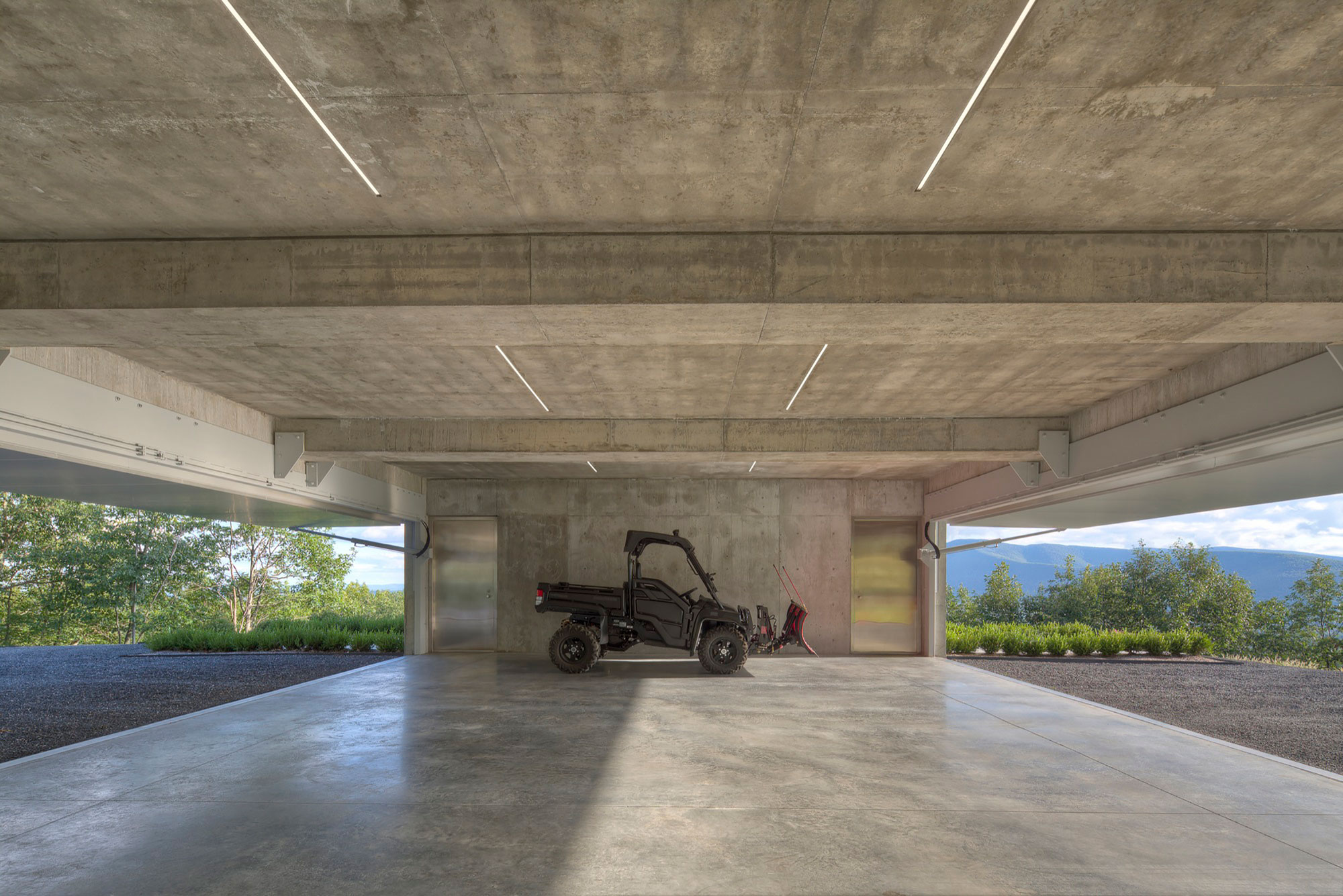 A Spacious Contemporary Glass House in the Catskill Mountains of New York City by Jay Bargmann (9)