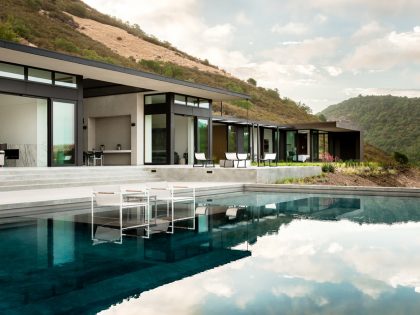 A Spacious Contemporary Home Characterized by Seamless Indoor-Outdoors in Oakville, California