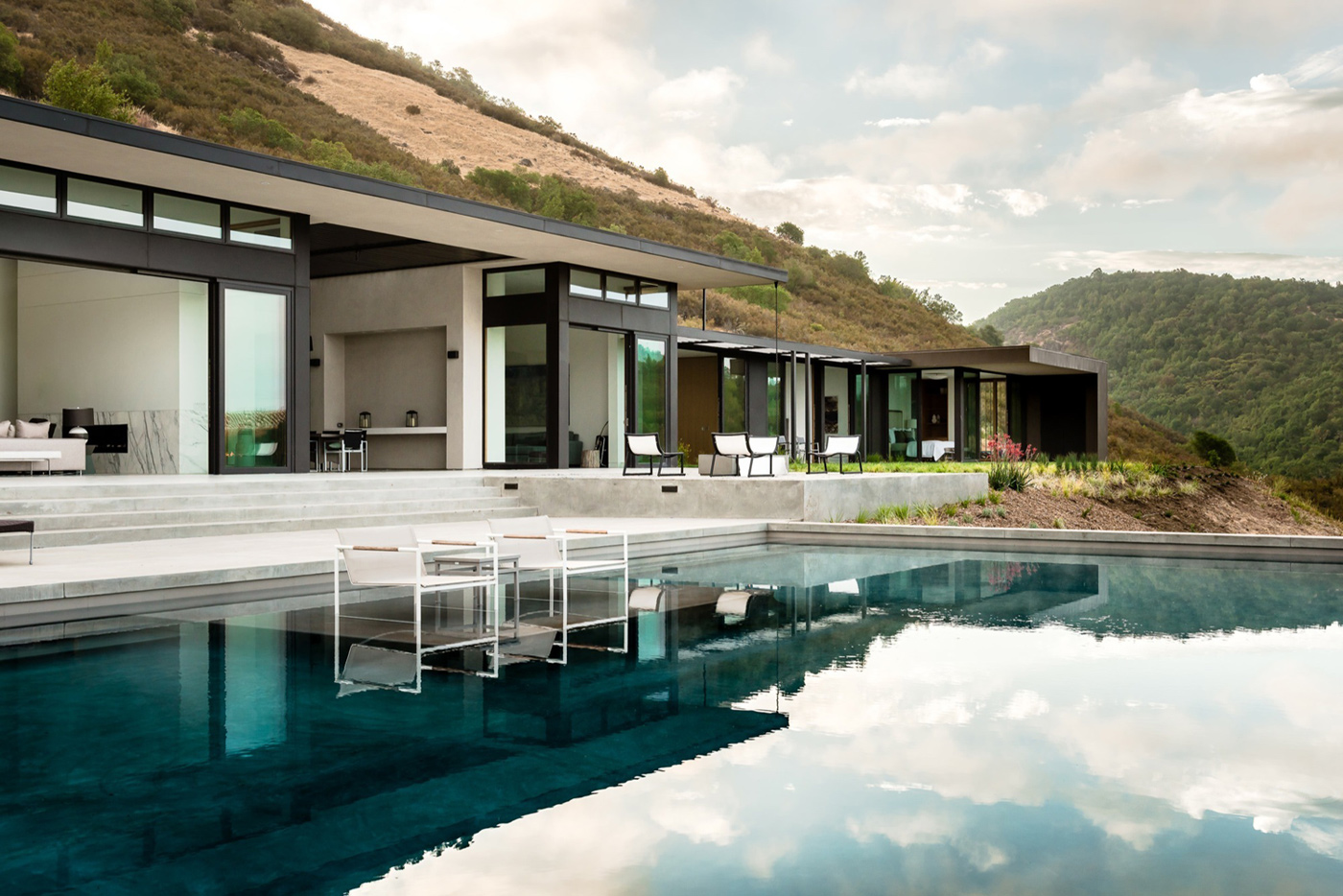 A Spacious Contemporary Home Characterized by Seamless Indoor-Outdoors in Oakville, California by John Maniscalco (1)