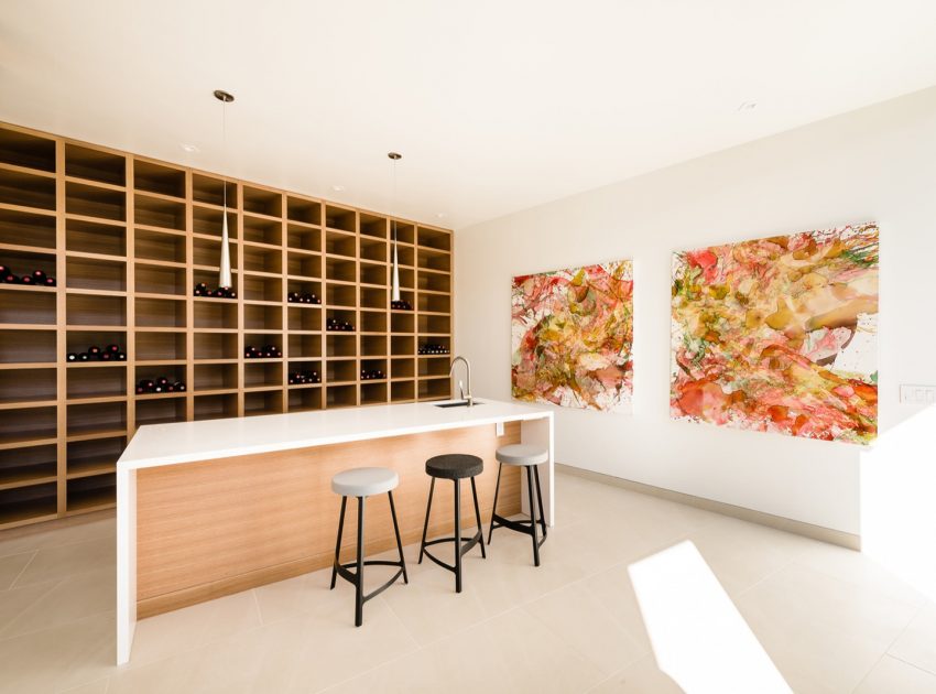 A Spacious Contemporary Home Characterized by Seamless Indoor-Outdoors in Oakville, California by John Maniscalco (10)