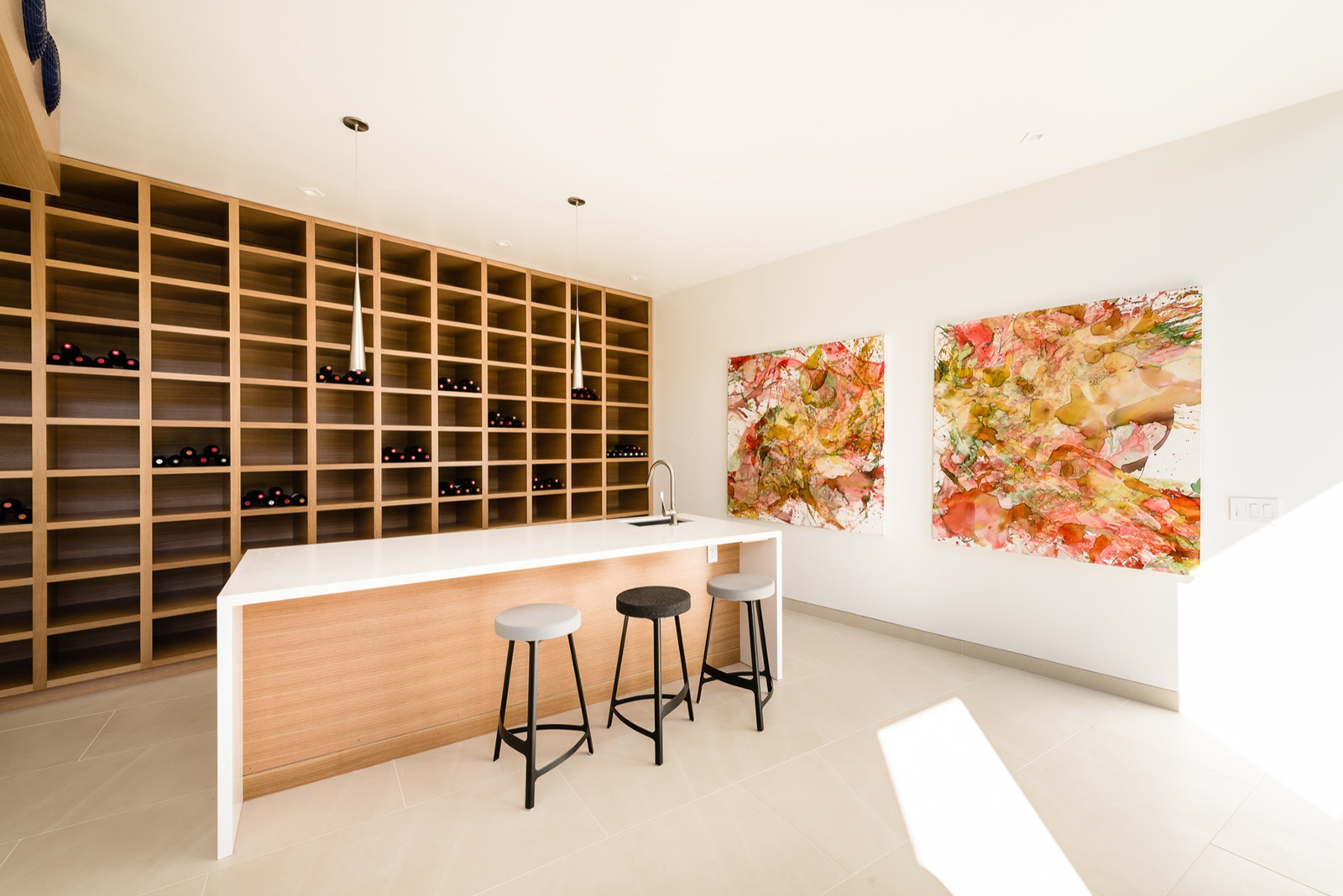 A Spacious Contemporary Home Characterized by Seamless Indoor-Outdoors in Oakville, California by John Maniscalco (10)