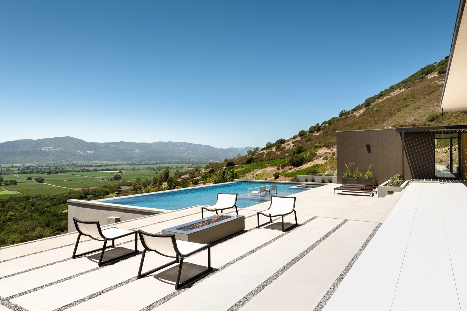 A Spacious Contemporary Home Characterized by Seamless Indoor-Outdoors in Oakville, California by John Maniscalco (2)