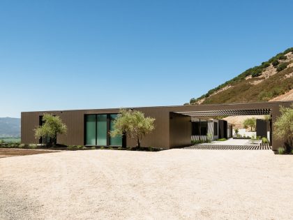 A Spacious Contemporary Home Characterized by Seamless Indoor-Outdoors in Oakville, California by John Maniscalco (4)