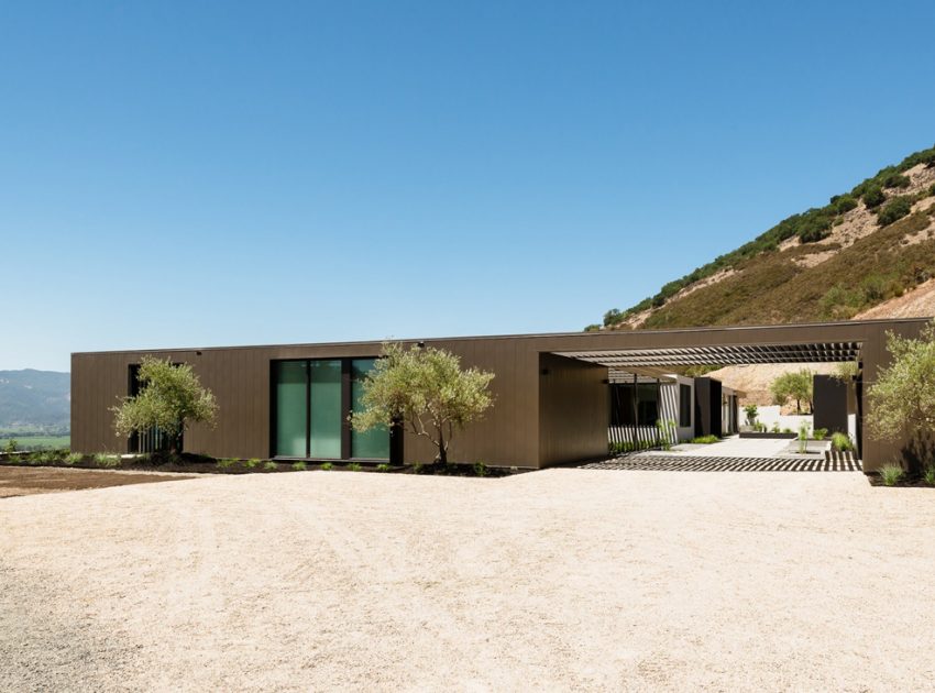 A Spacious Contemporary Home Characterized by Seamless Indoor-Outdoors in Oakville, California by John Maniscalco (4)