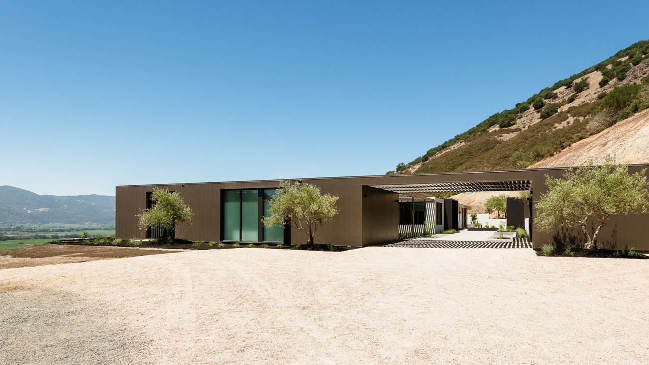 A Spacious Contemporary Home Characterized by Seamless Indoor-Outdoors in Oakville, California by John Maniscalco (4)