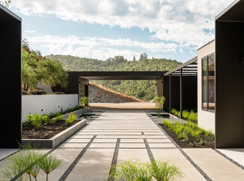 A Spacious Contemporary Home Characterized by Seamless Indoor-Outdoors in Oakville, California by John Maniscalco (5)