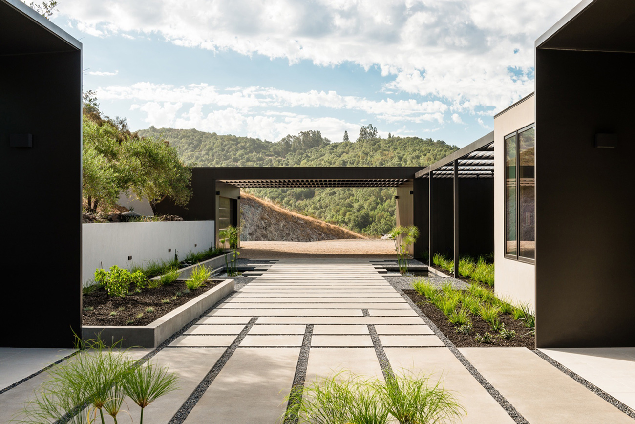 A Spacious Contemporary Home Characterized by Seamless Indoor-Outdoors in Oakville, California by John Maniscalco (5)