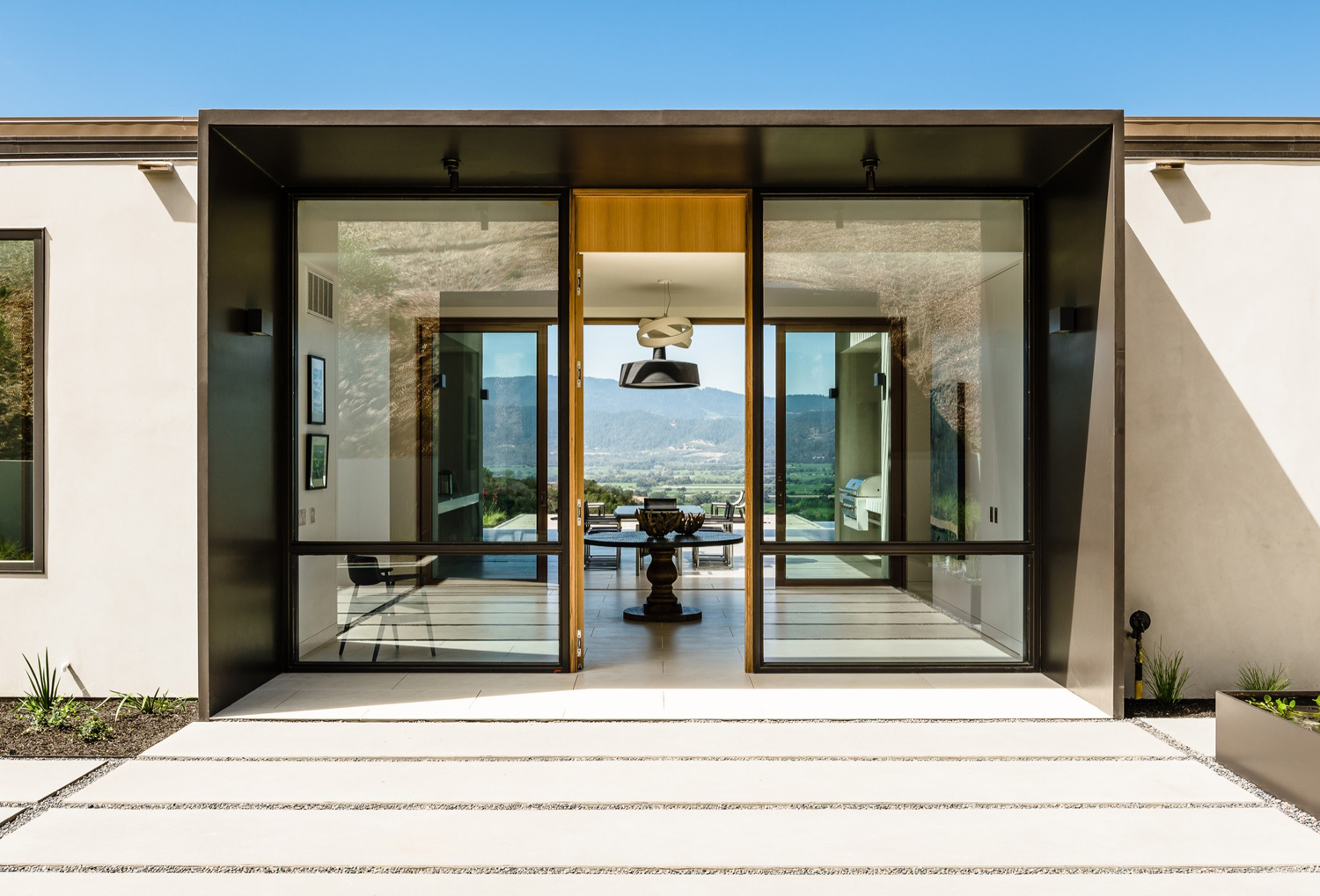 A Spacious Contemporary Home Characterized by Seamless Indoor-Outdoors in Oakville, California by John Maniscalco (6)