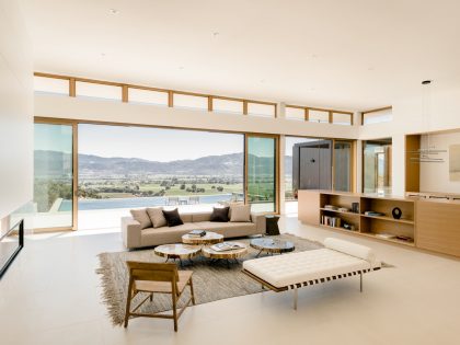 A Spacious Contemporary Home Characterized by Seamless Indoor-Outdoors in Oakville, California by John Maniscalco (7)