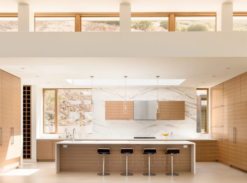 A Spacious Contemporary Home Characterized by Seamless Indoor-Outdoors in Oakville, California by John Maniscalco (8)