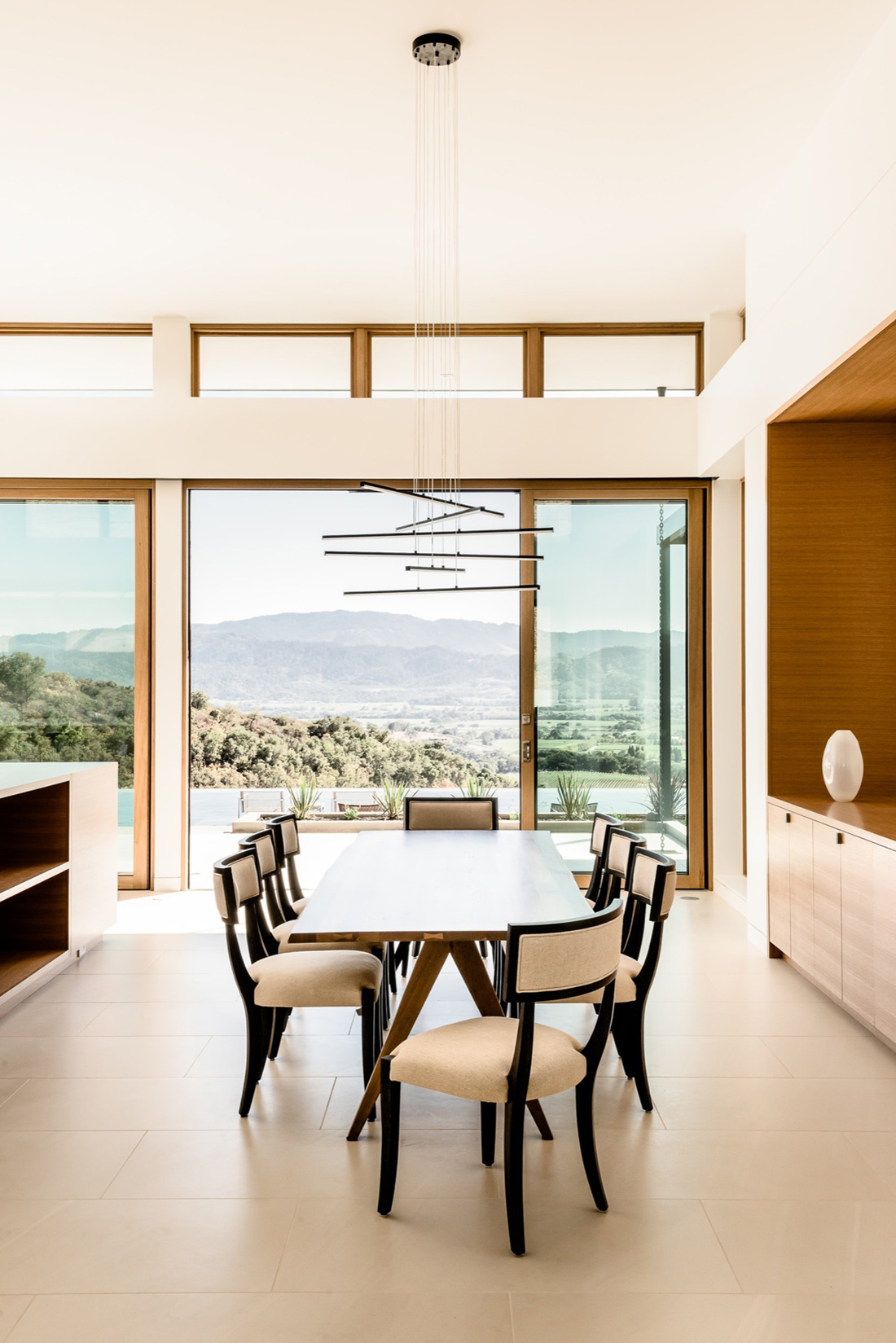 A Spacious Contemporary Home Characterized by Seamless Indoor-Outdoors in Oakville, California by John Maniscalco (9)
