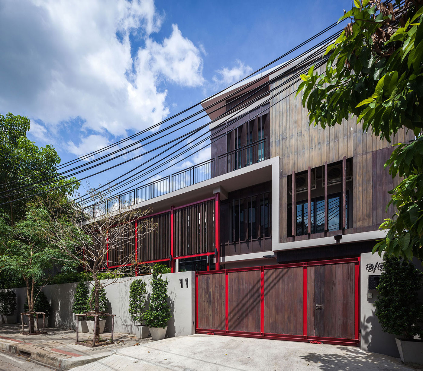 A Spacious Contemporary Home with Elegant Interiors in Bangkok by Paripumi Design (1)