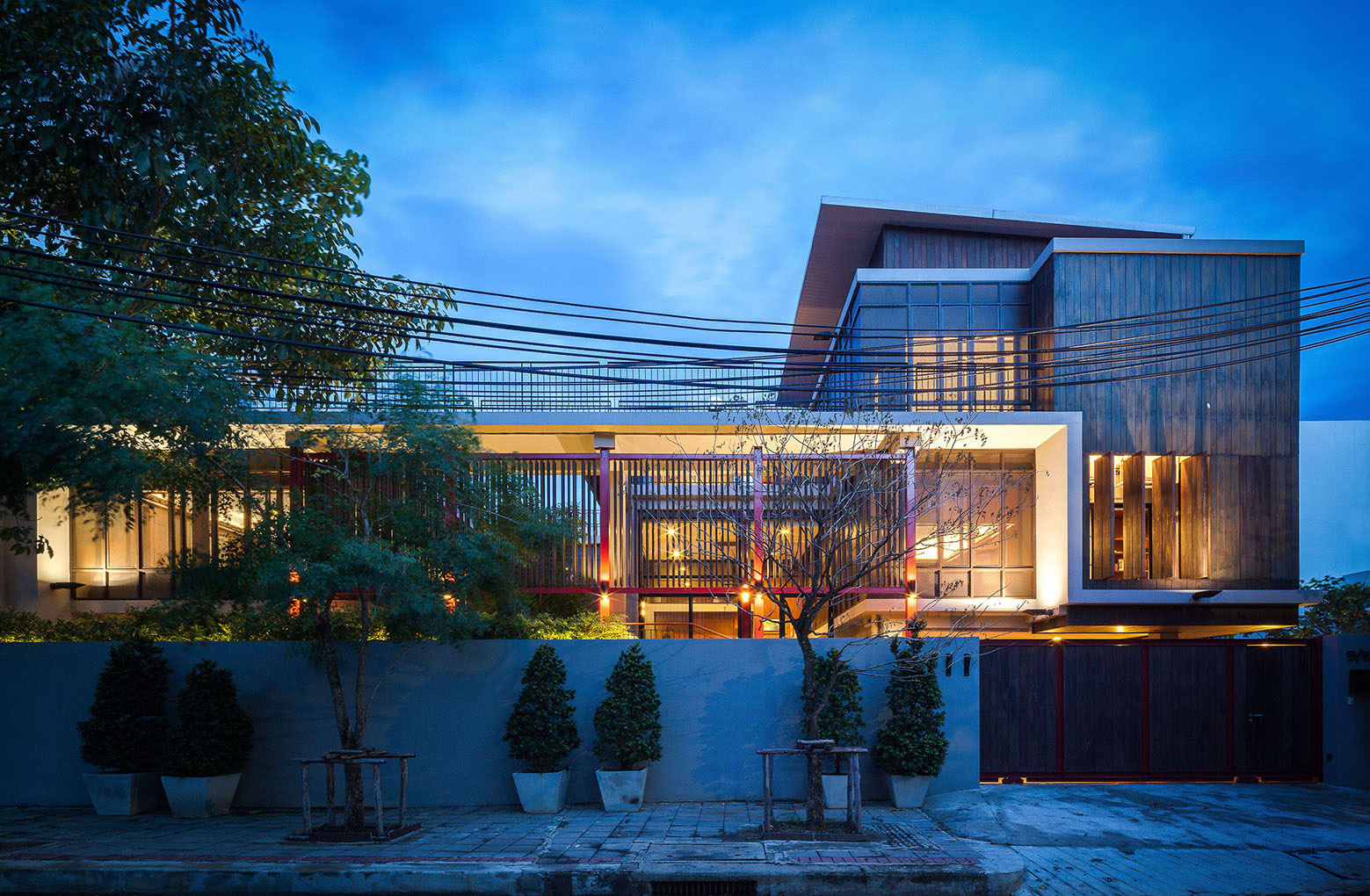A Spacious Contemporary Home with Elegant Interiors in Bangkok by Paripumi Design (10)