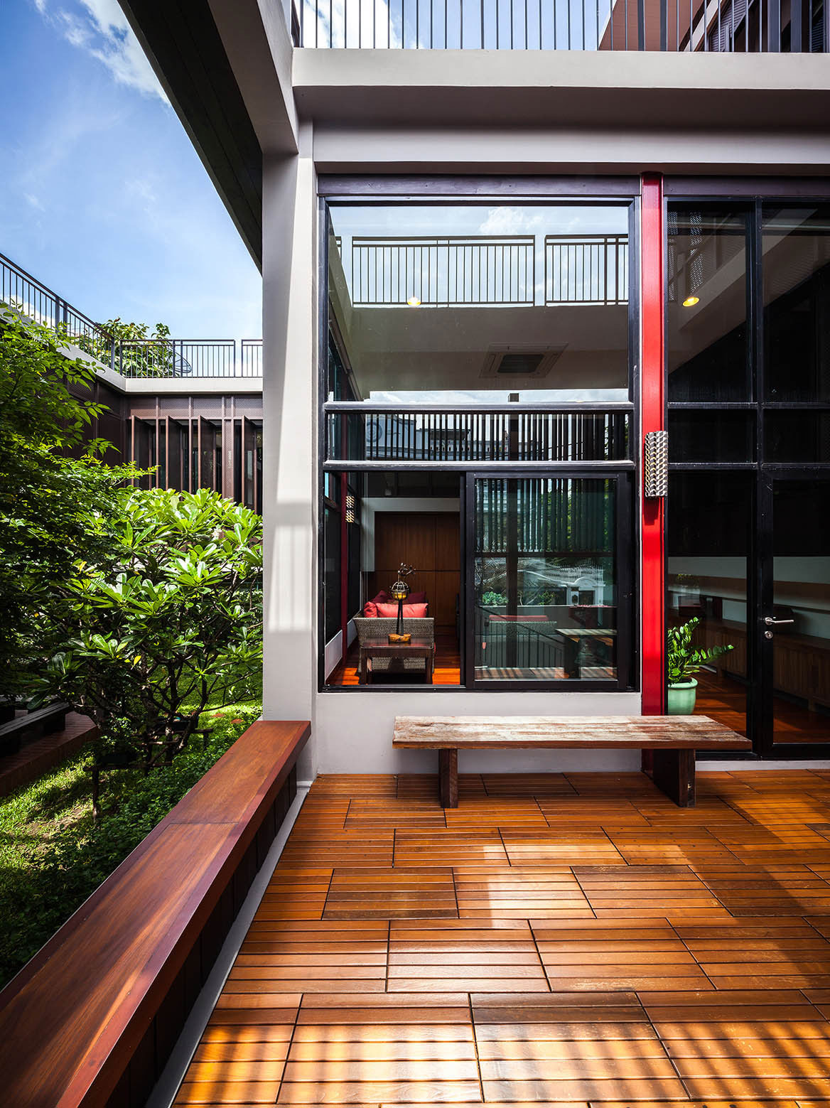 A Spacious Contemporary Home with Elegant Interiors in Bangkok by Paripumi Design (3)