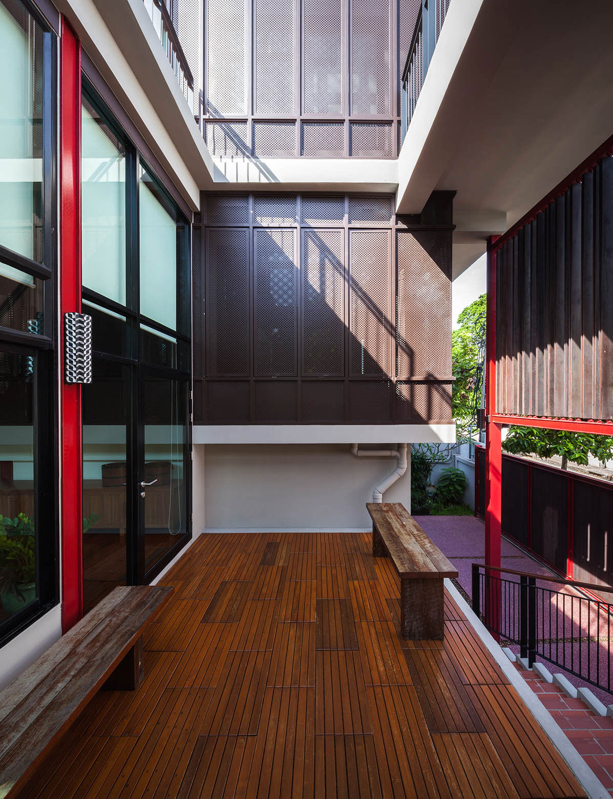 A Spacious Contemporary Home with Elegant Interiors in Bangkok by Paripumi Design (4)
