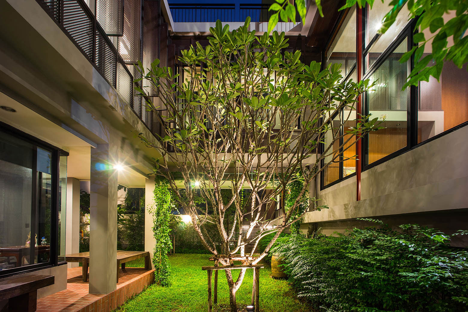 A Spacious Contemporary Home with Elegant Interiors in Bangkok by Paripumi Design (8)