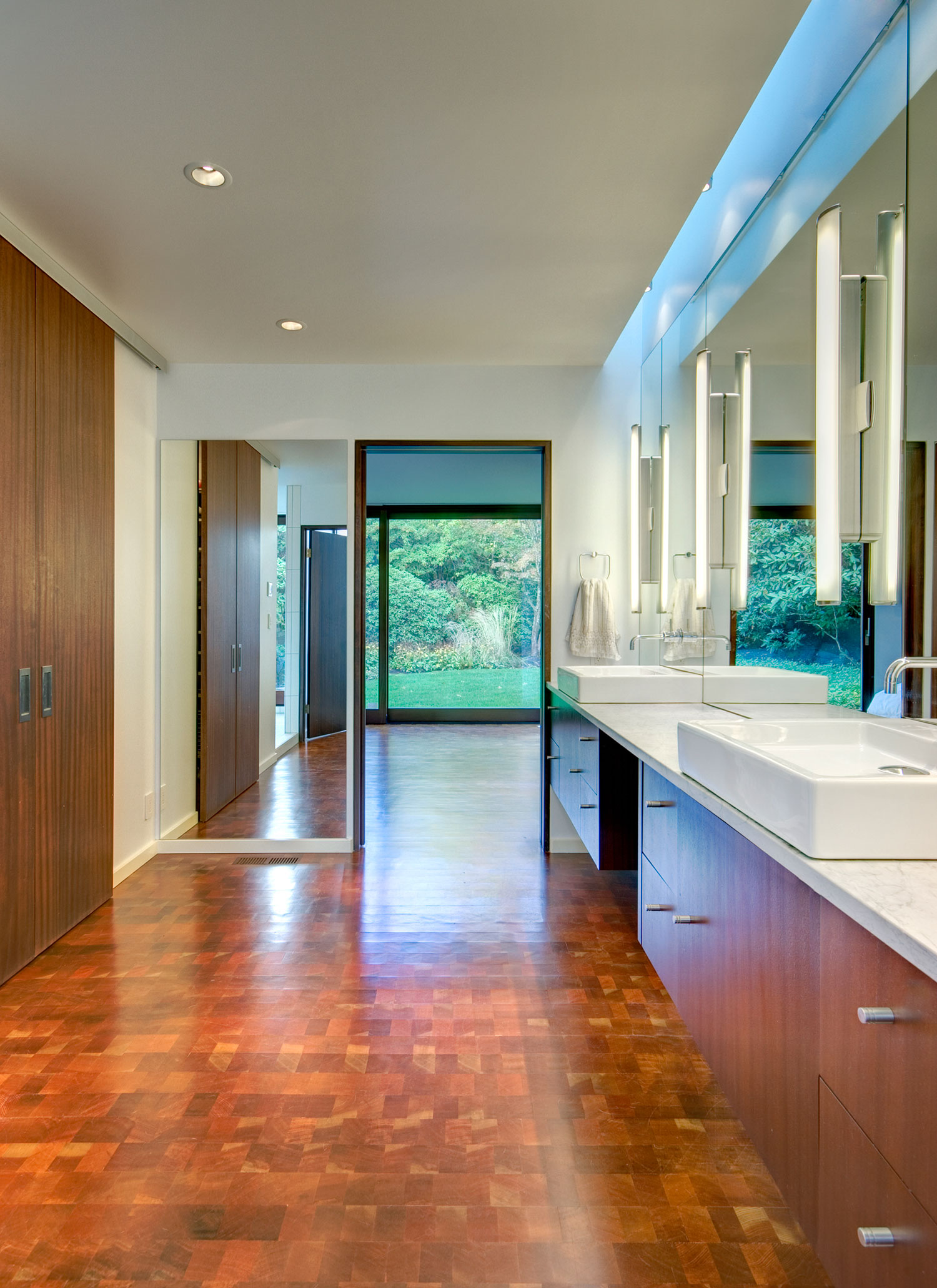A Spacious Contemporary Home with a Hint of Classic and Traditional Flair in Seattle by David Coleman Architecture (15)