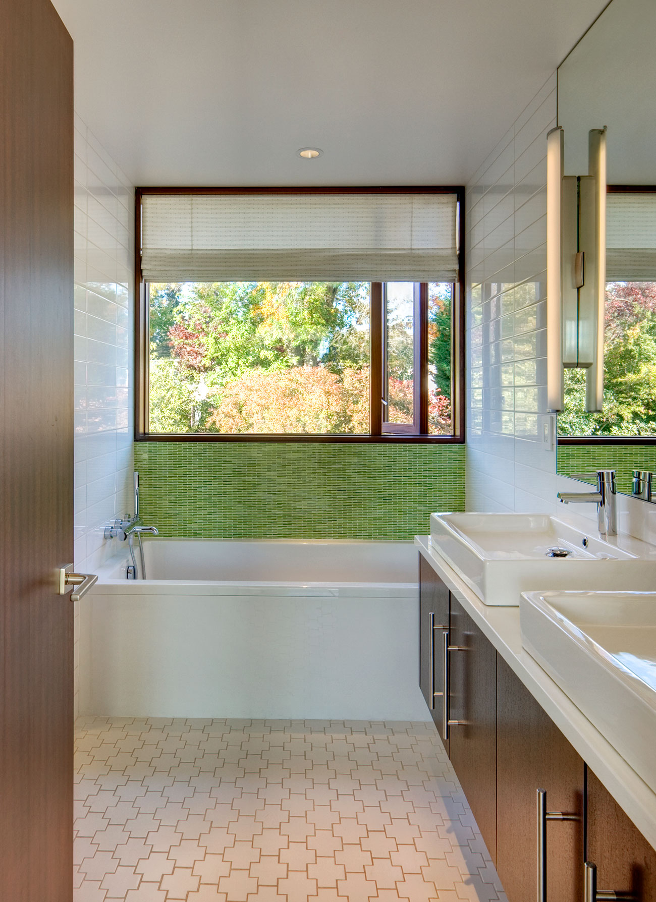 A Spacious Contemporary Home with a Hint of Classic and Traditional Flair in Seattle by David Coleman Architecture (16)