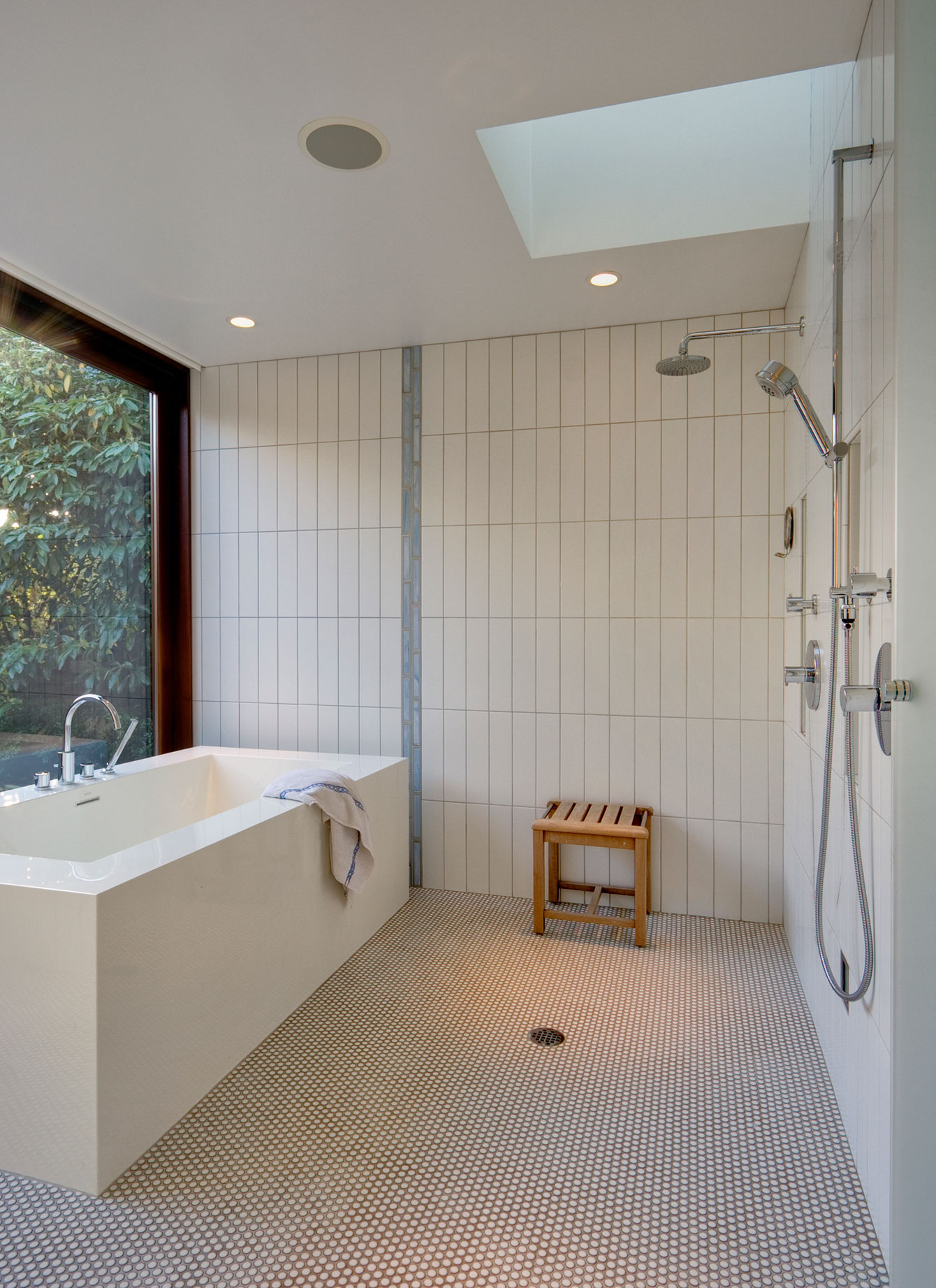 A Spacious Contemporary Home with a Hint of Classic and Traditional Flair in Seattle by David Coleman Architecture (17)
