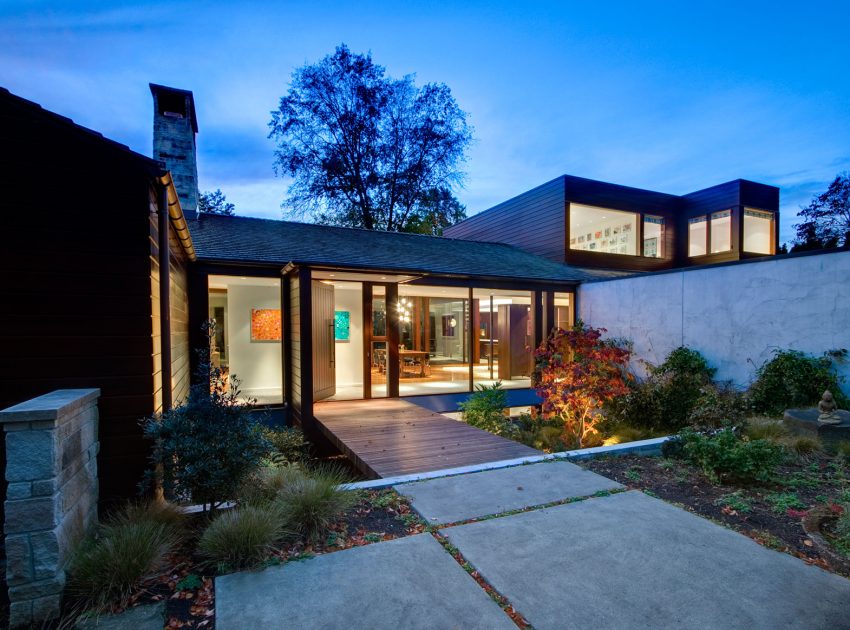 A Spacious Contemporary Home with a Hint of Classic and Traditional Flair in Seattle by David Coleman Architecture (18)