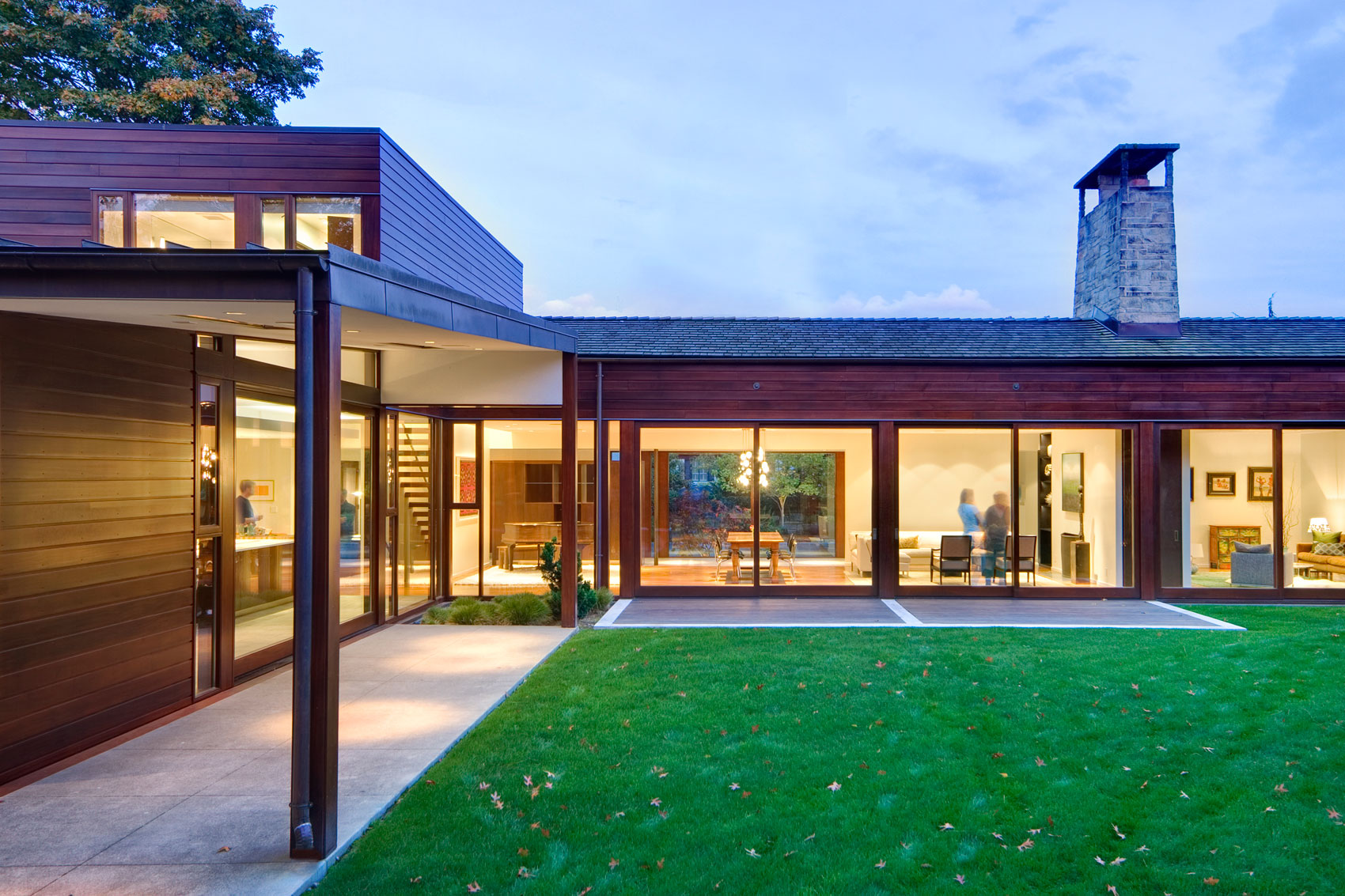 A Spacious Contemporary Home with a Hint of Classic and Traditional Flair in Seattle by David Coleman Architecture (20)
