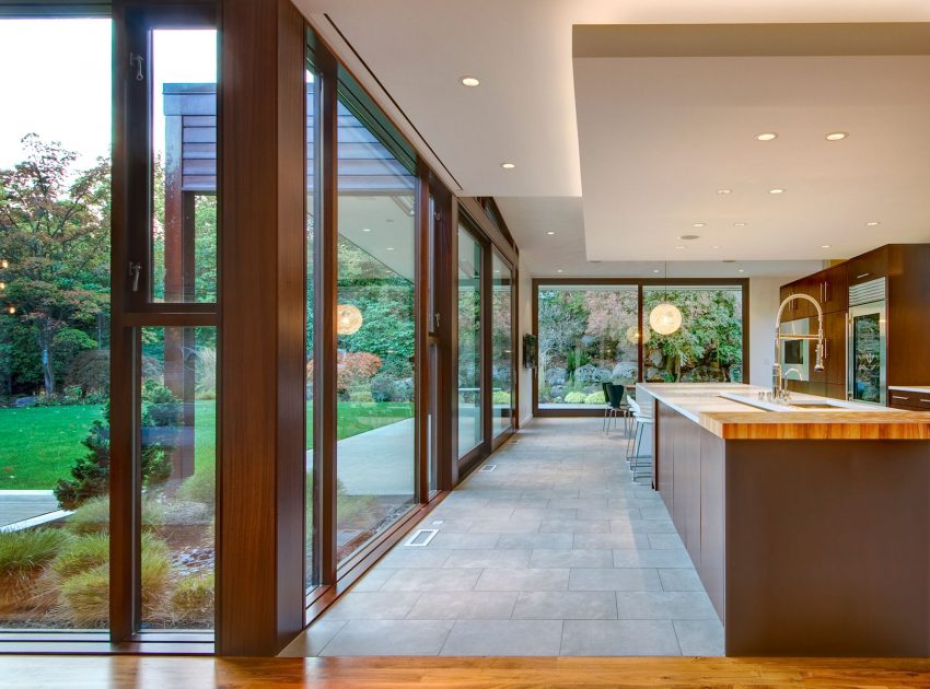 A Spacious Contemporary Home with a Hint of Classic and Traditional Flair in Seattle by David Coleman Architecture (7)