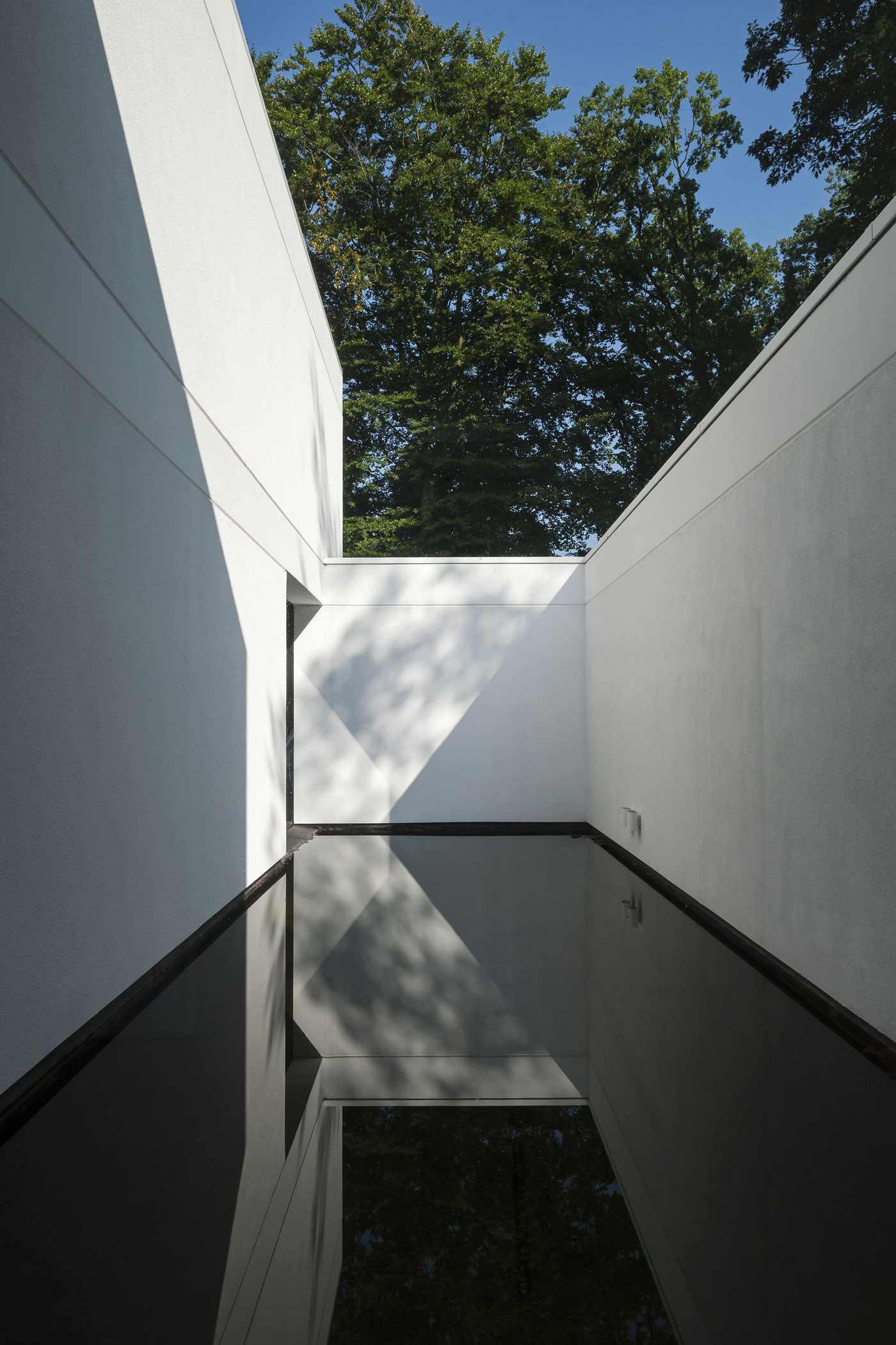 A Spacious Contemporary Home with a Large Floor-to-Ceiling Windows in Bruges by CUBYC architects (10)