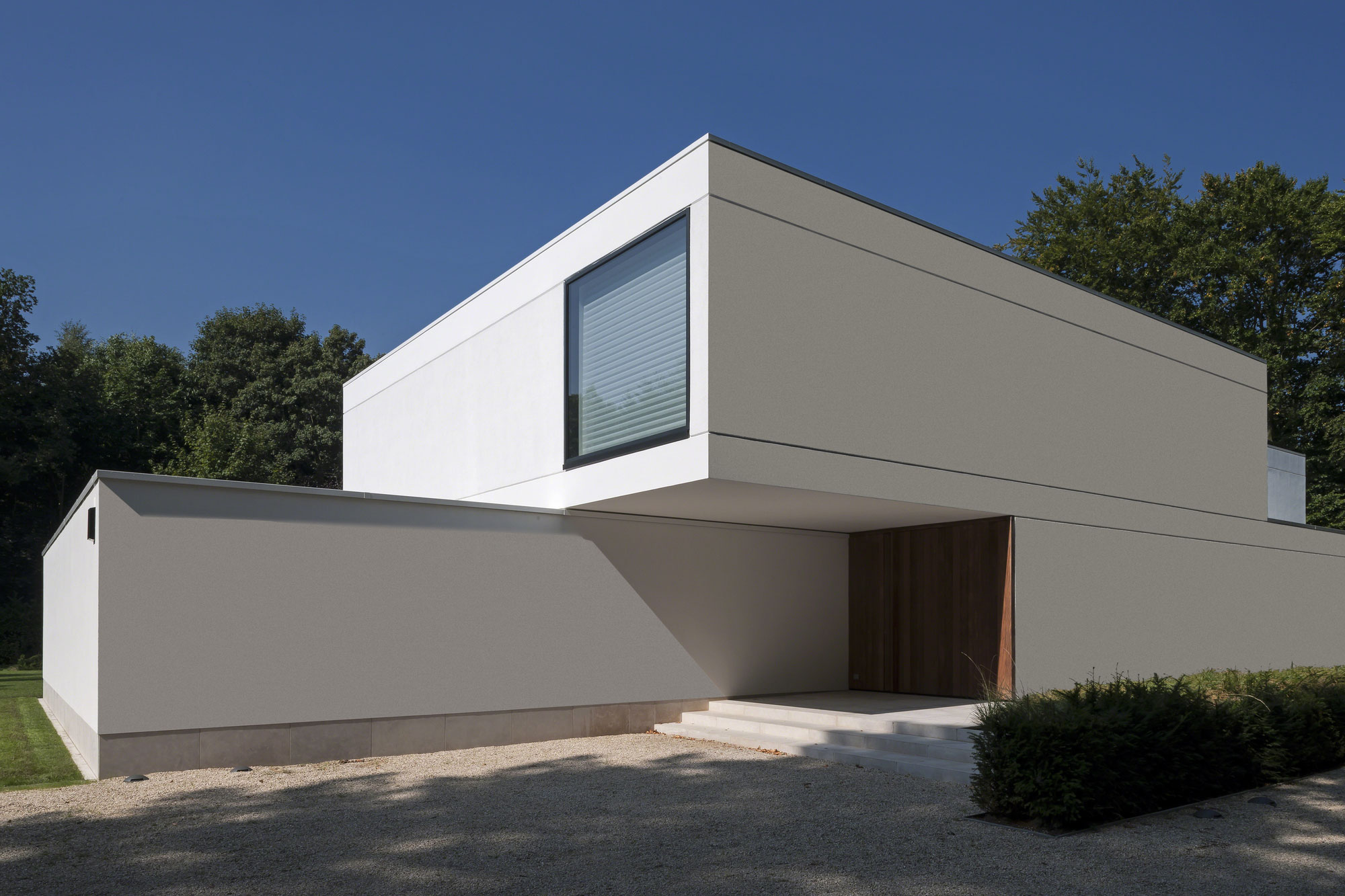 A Spacious Contemporary Home with a Large Floor-to-Ceiling Windows in Bruges by CUBYC architects (11)