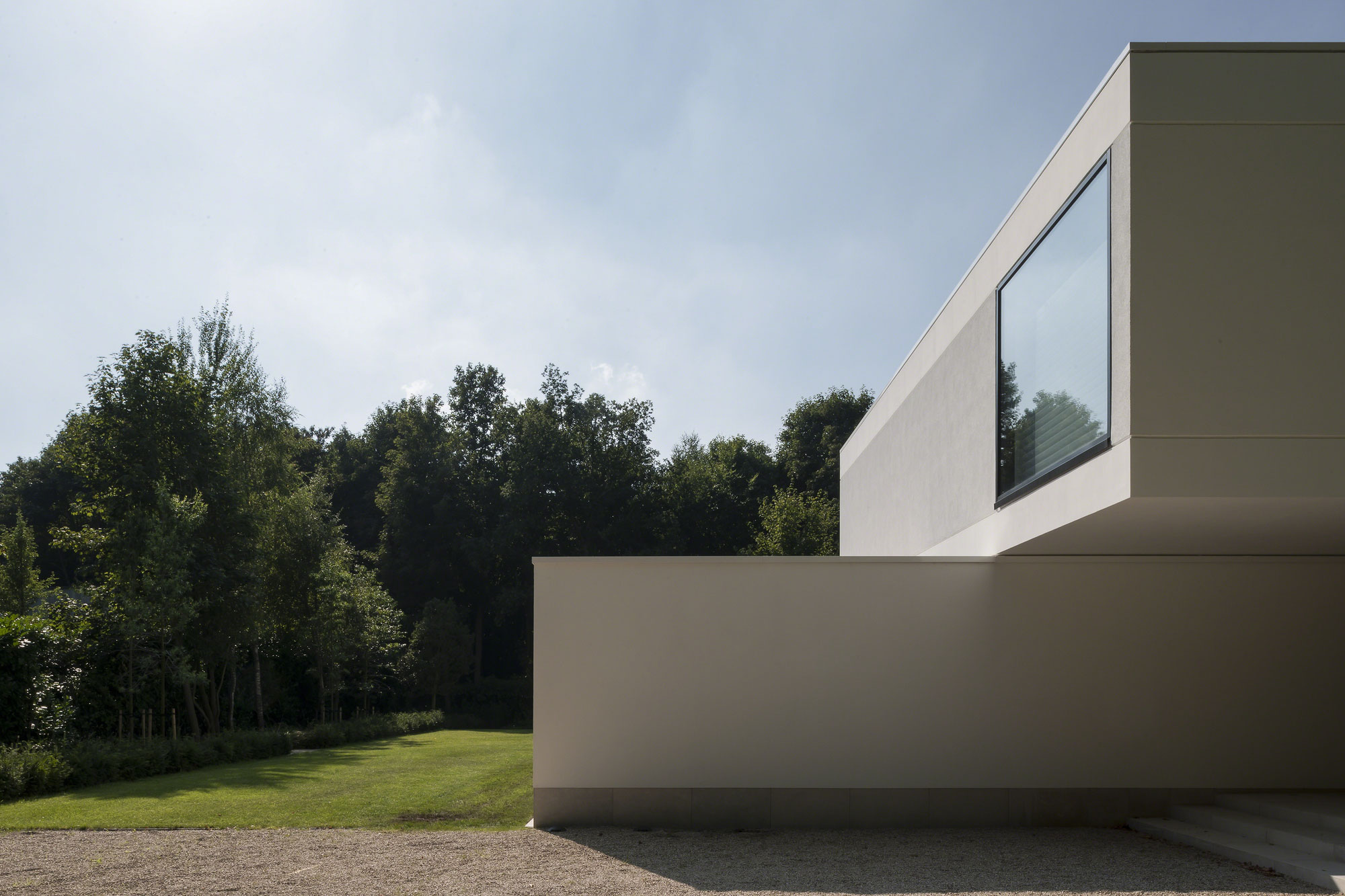 A Spacious Contemporary Home with a Large Floor-to-Ceiling Windows in Bruges by CUBYC architects (12)