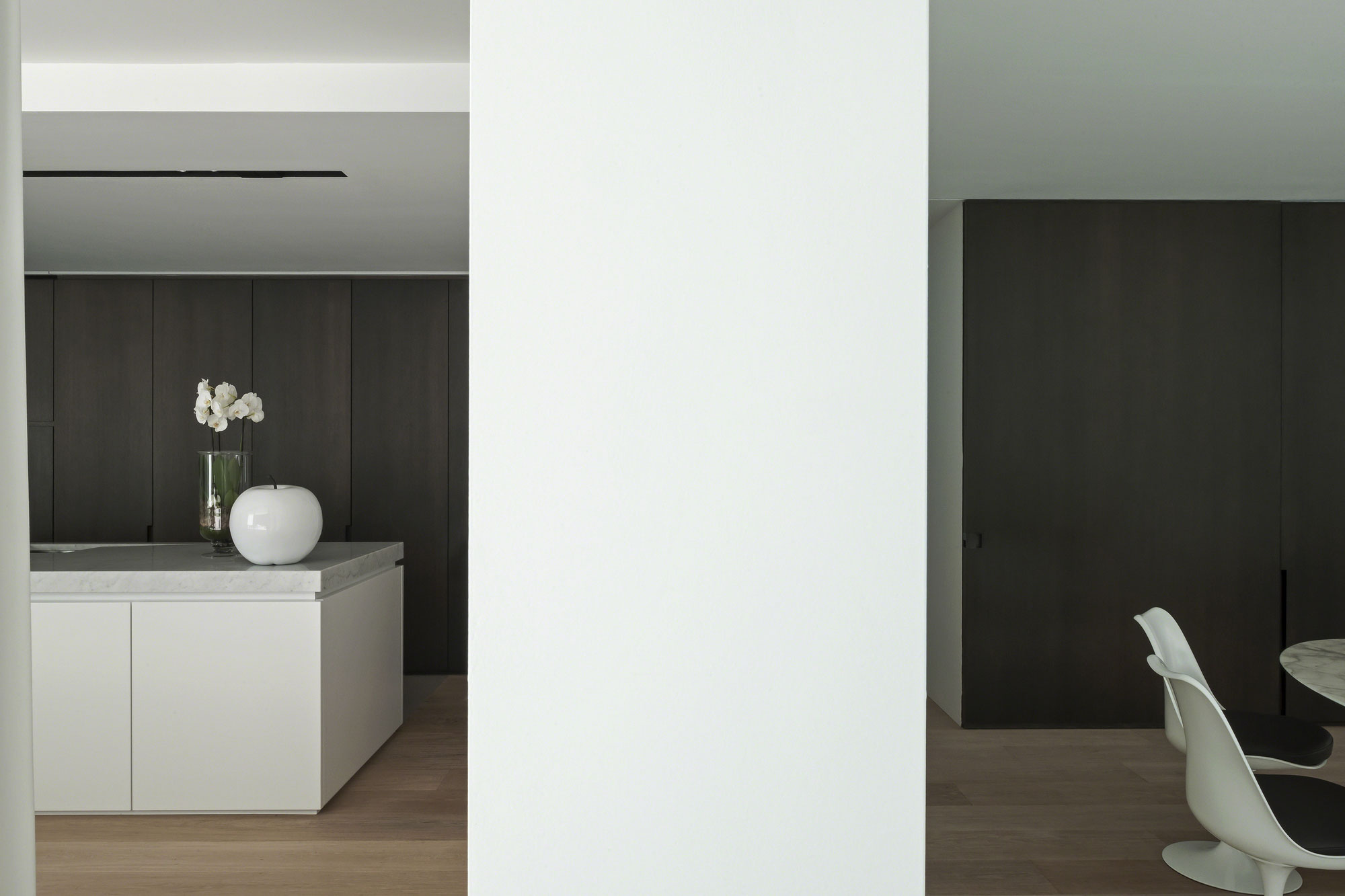 A Spacious Contemporary Home with a Large Floor-to-Ceiling Windows in Bruges by CUBYC architects (14)