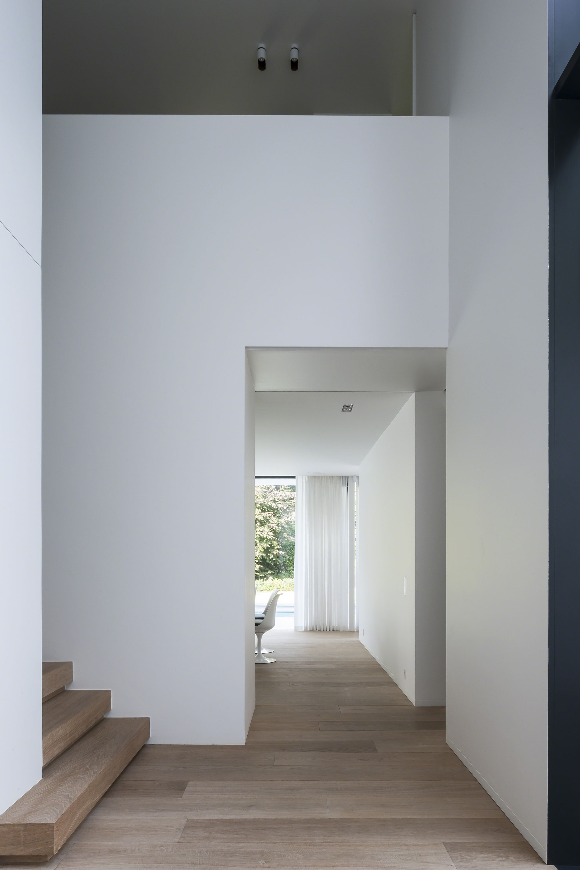 A Spacious Contemporary Home with a Large Floor-to-Ceiling Windows in Bruges by CUBYC architects (17)