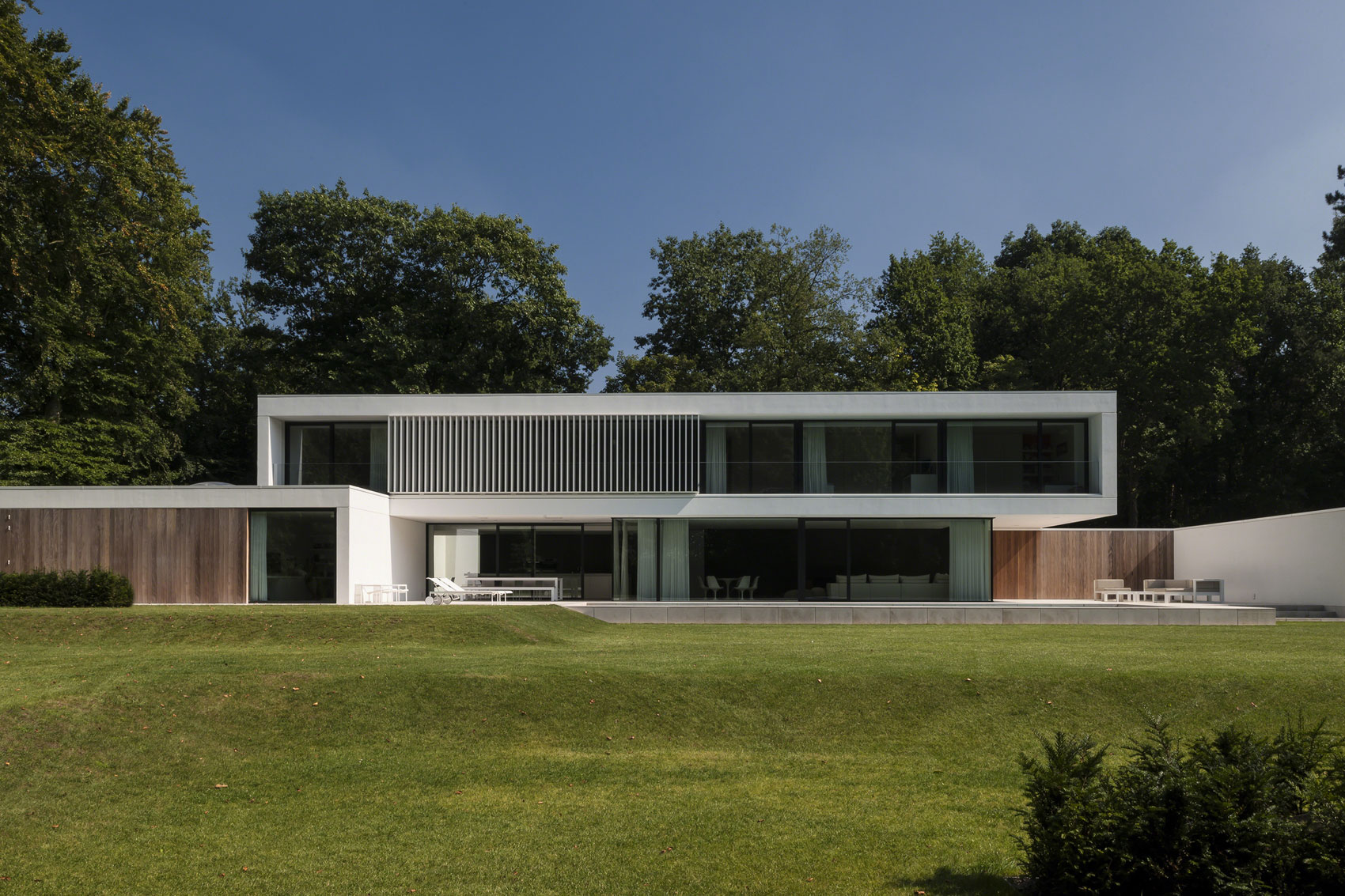 A Spacious Contemporary Home with a Large Floor-to-Ceiling Windows in Bruges by CUBYC architects (2)