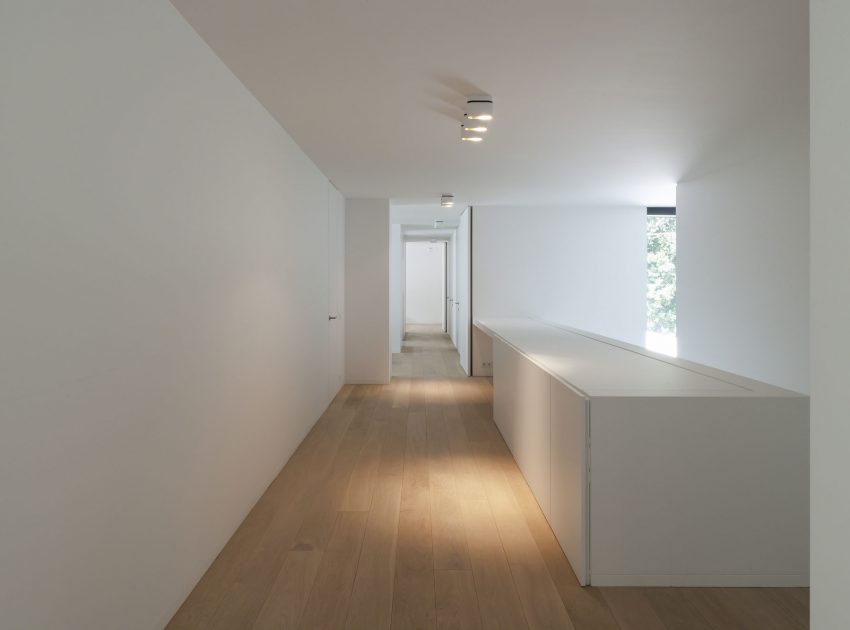 A Spacious Contemporary Home with a Large Floor-to-Ceiling Windows in Bruges by CUBYC architects (20)