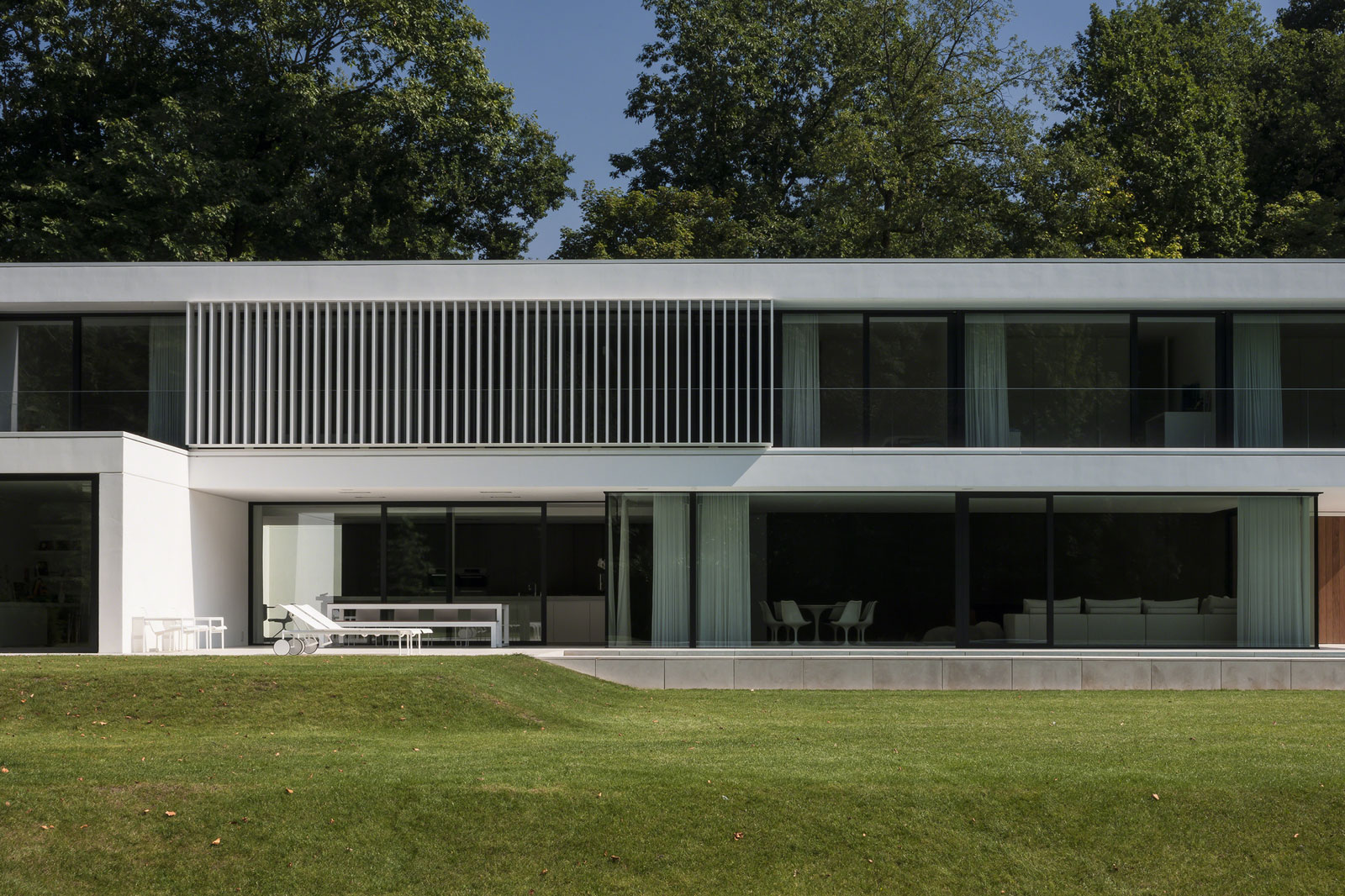 A Spacious Contemporary Home with a Large Floor-to-Ceiling Windows in Bruges by CUBYC architects (3)