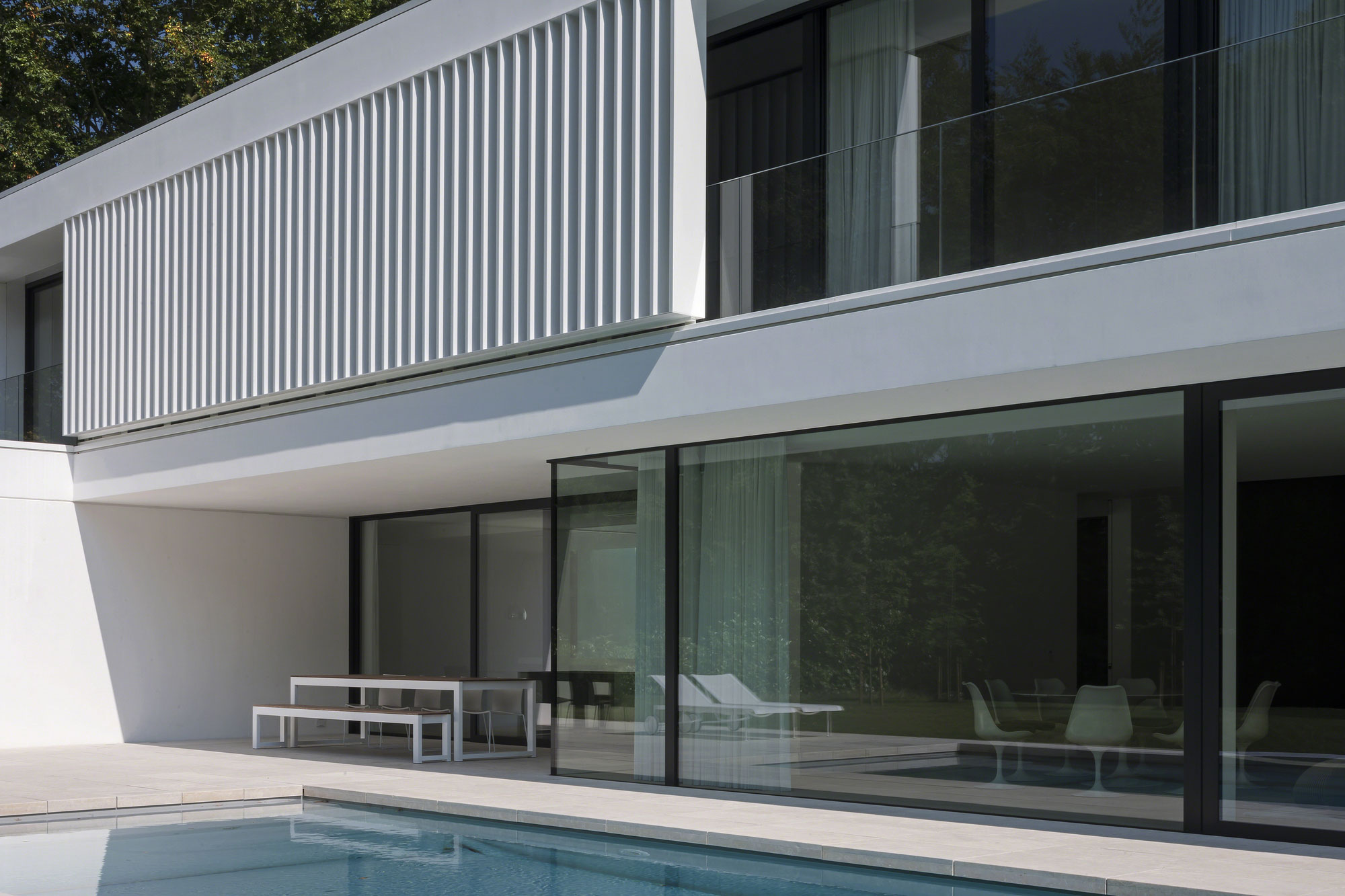 A Spacious Contemporary Home with a Large Floor-to-Ceiling Windows in Bruges by CUBYC architects (4)