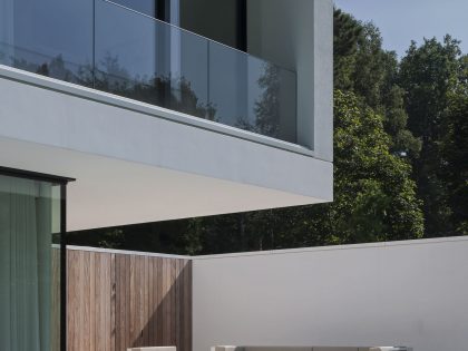 A Spacious Contemporary Home with a Large Floor-to-Ceiling Windows in Bruges by CUBYC architects (7)