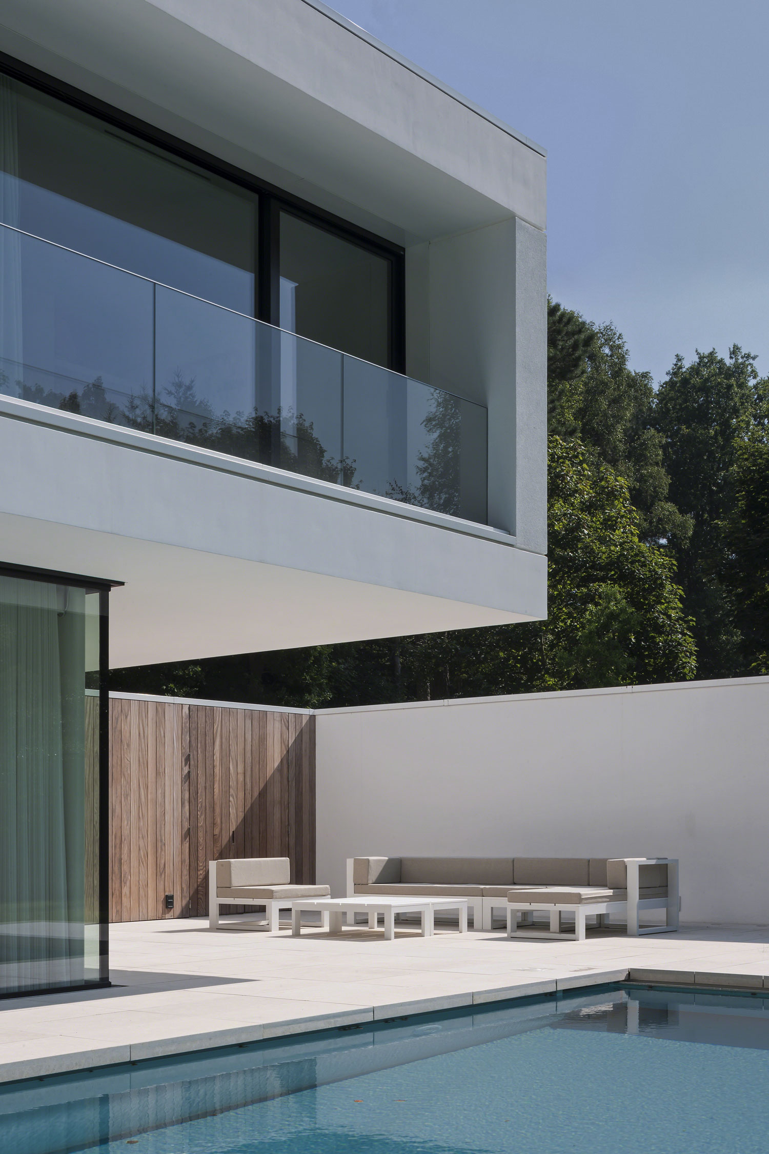 A Spacious Contemporary Home with a Large Floor-to-Ceiling Windows in Bruges by CUBYC architects (7)