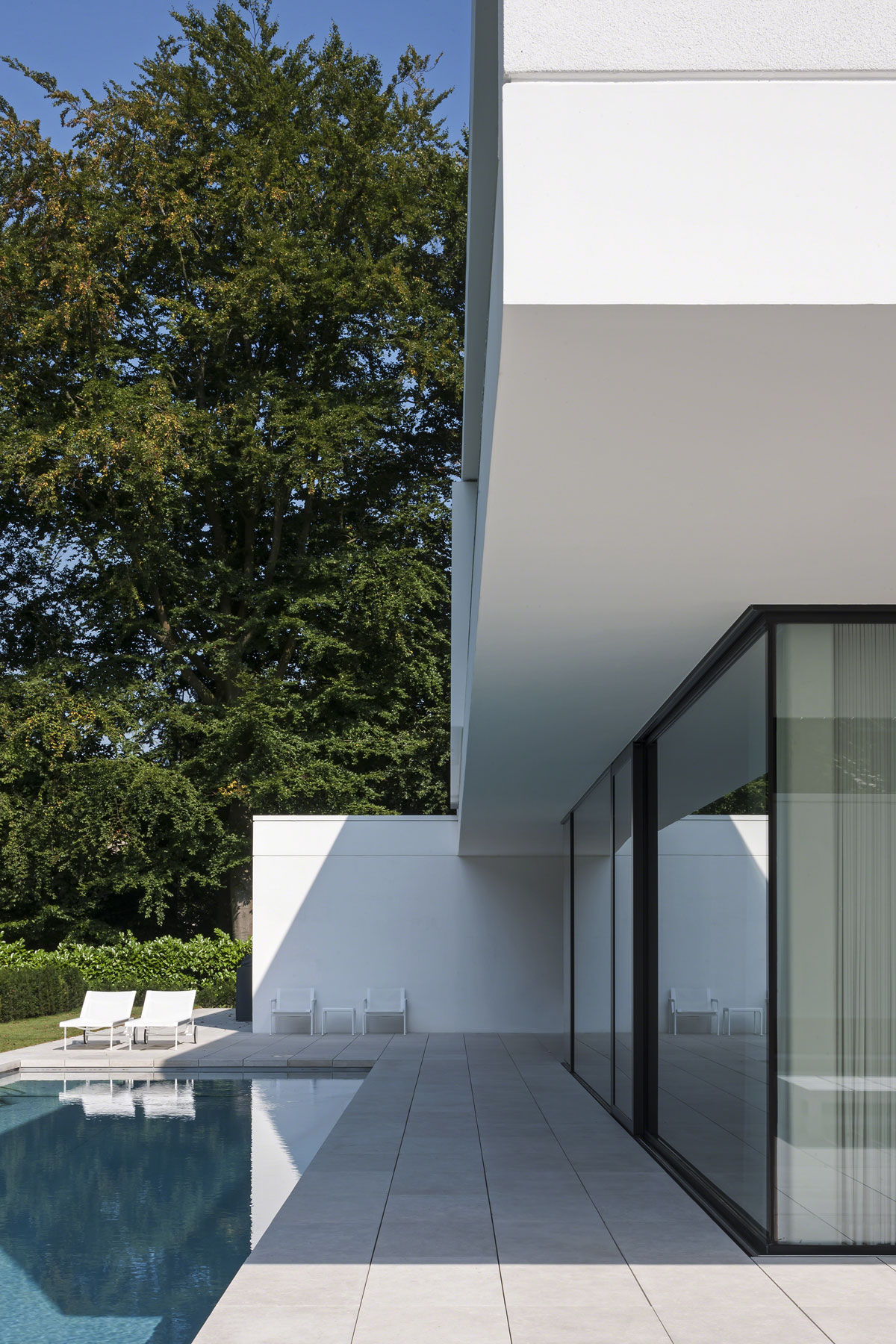 A Spacious Contemporary Home with a Large Floor-to-Ceiling Windows in Bruges by CUBYC architects (8)