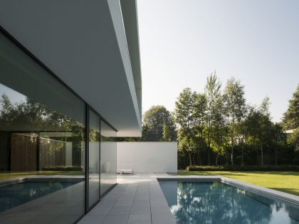 A Spacious Contemporary Home with a Large Floor-to-Ceiling Windows in Bruges by CUBYC architects (9)