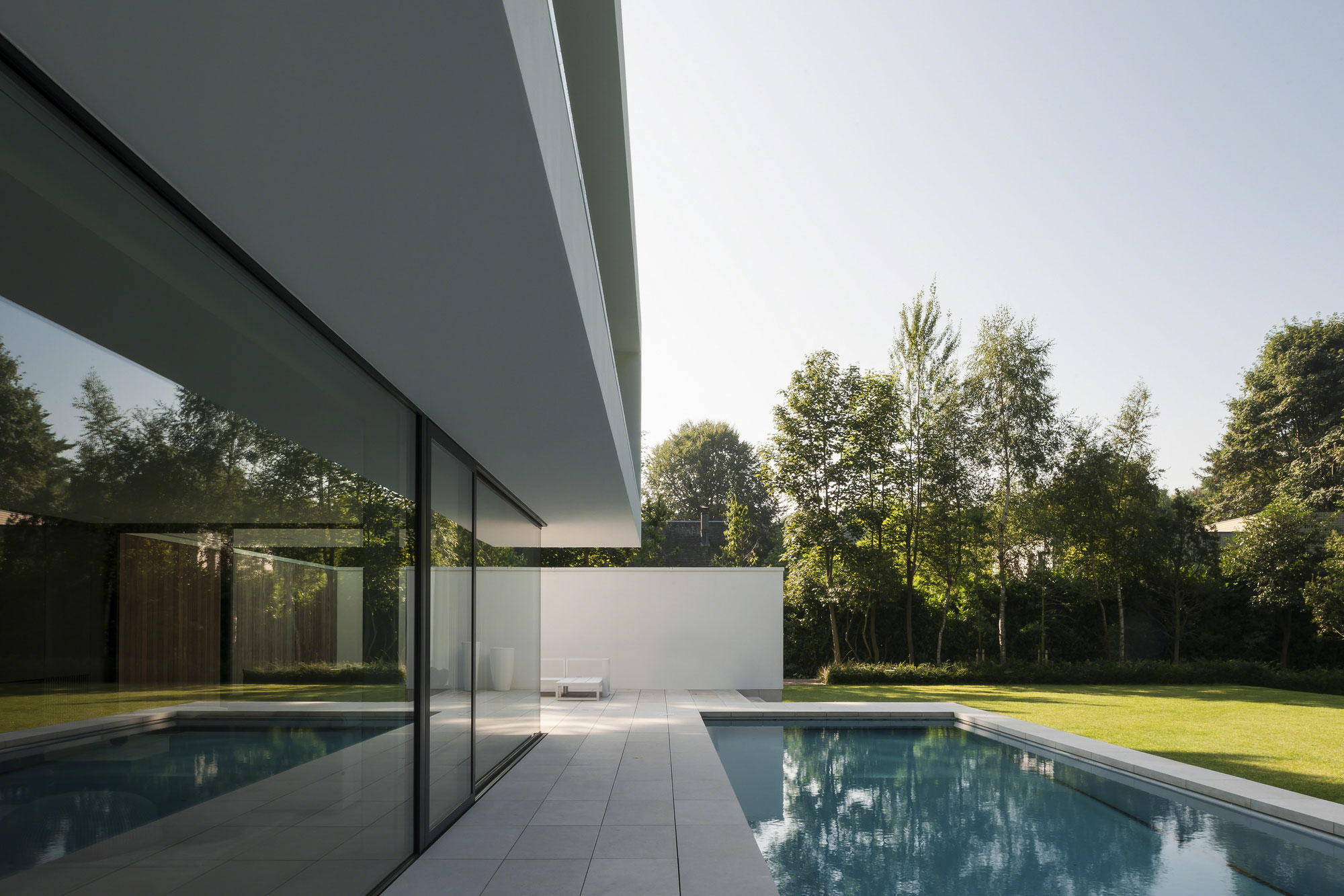 A Spacious Contemporary Home with a Large Floor-to-Ceiling Windows in Bruges by CUBYC architects (9)