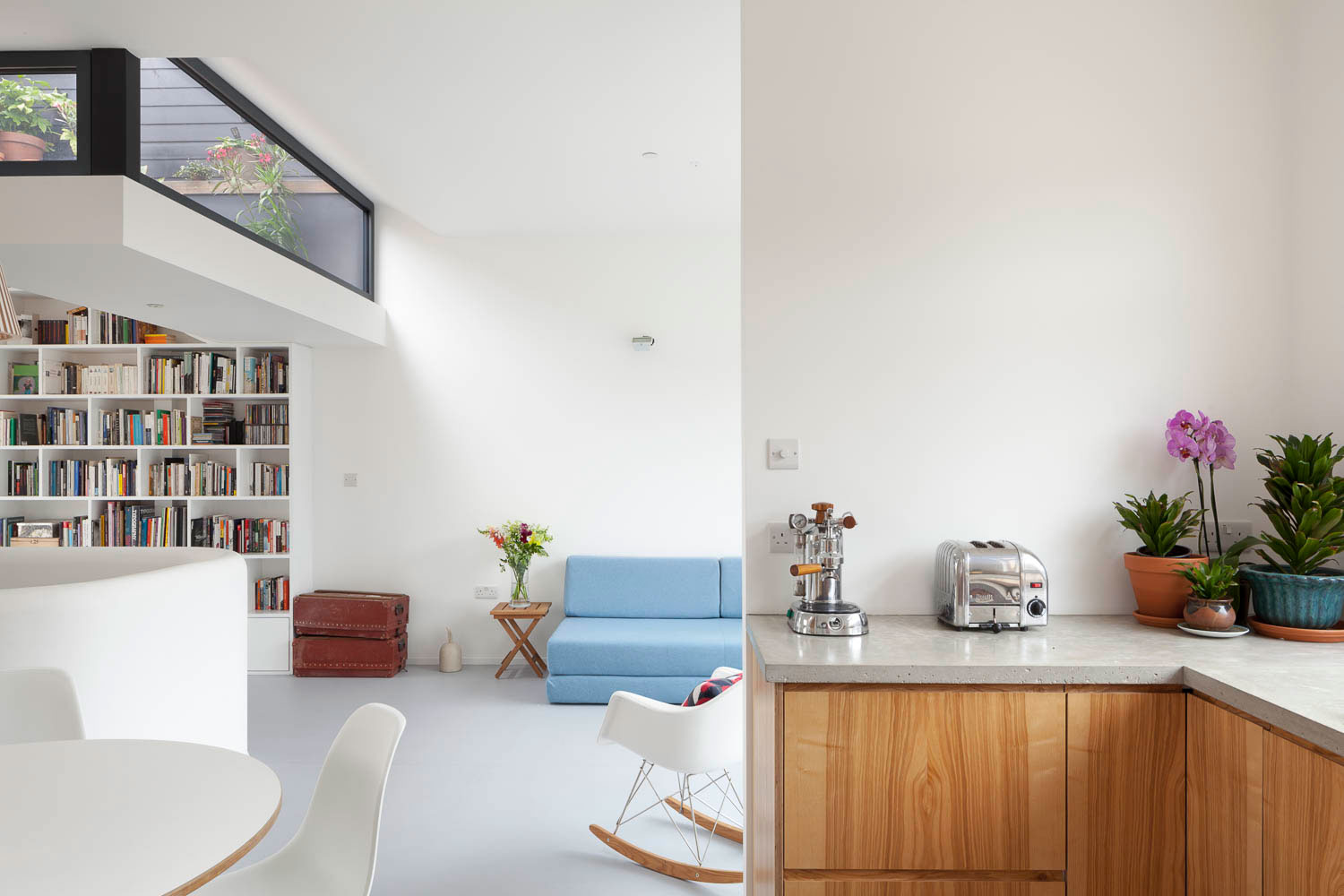 A Spacious Contemporary House with Creative and Bright Interiors in London by Scenario Architecture (5)