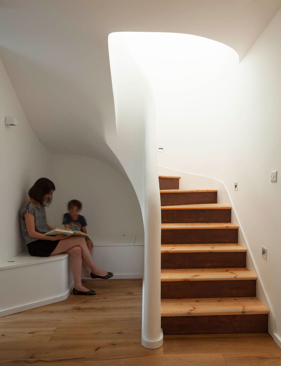 A Spacious Contemporary House with Creative and Bright Interiors in London by Scenario Architecture (7)